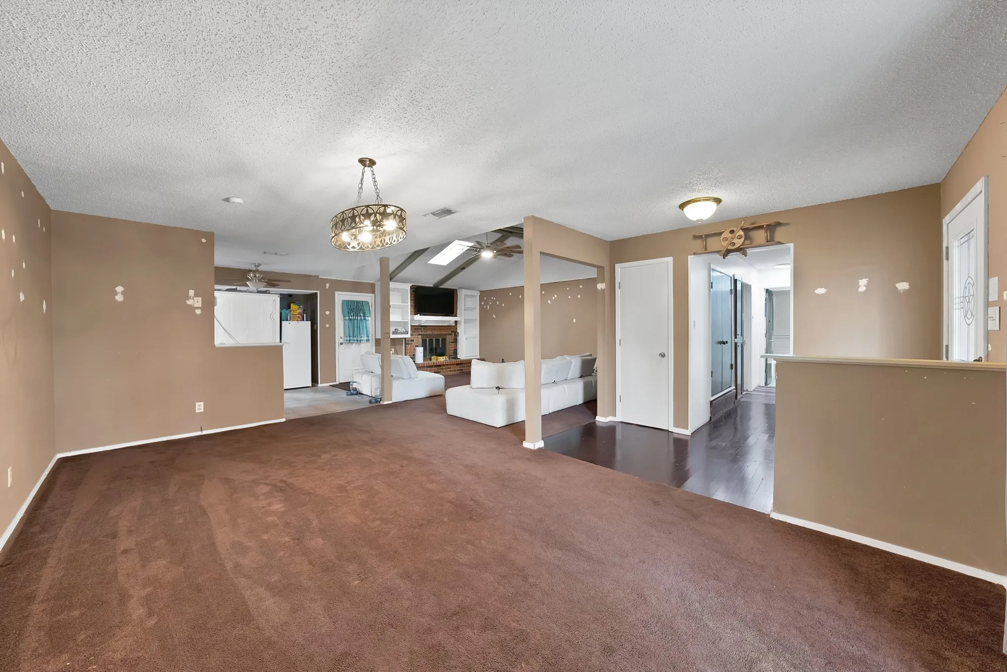 Single Family Residence For Sale in Tarrant County , 6305 Arthur Drive, Edgecliff Village, Texas 76134, 3 Bedroom, 2 Bathroom, 2 Garage spaces, 1,880 Sqft, built in 1975, mls#21223614, Real Estate Agent in Edgecliff Village, Homes For Sale in Tarrant county, Homes For Sale in Edgecliff Village, Realtor in Edgecliff Village Texas, Real Estate Brokerage Independent Realty Texas, Luminita Cordes Realtor