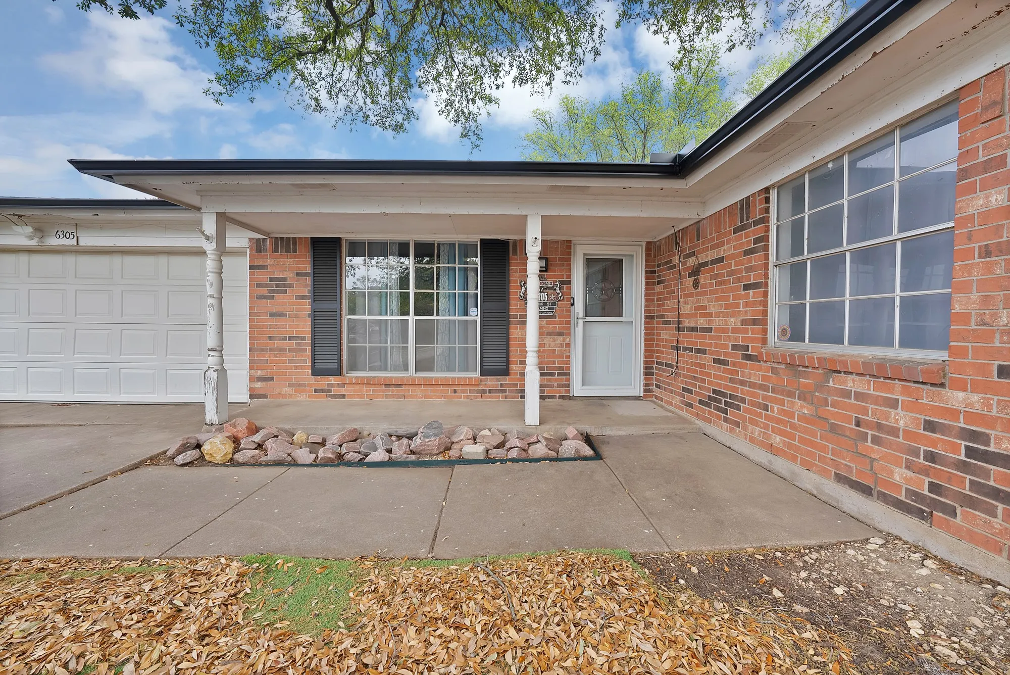 Single Family Residence For Sale in Tarrant County , 6305 Arthur Drive, Edgecliff Village, Texas 76134, 3 Bedroom, 2 Bathroom, 2 Garage spaces, 1,880 Sqft, built in 1975, mls#21223614, Real Estate Agent in Edgecliff Village, Homes For Sale in Tarrant county, Homes For Sale in Edgecliff Village, Realtor in Edgecliff Village Texas, Real Estate Brokerage Independent Realty Texas, Luminita Cordes Realtor
