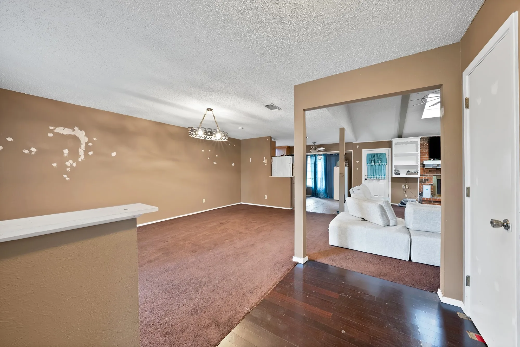 Single Family Residence For Sale in Tarrant County , 6305 Arthur Drive, Edgecliff Village, Texas 76134, 3 Bedroom, 2 Bathroom, 2 Garage spaces, 1,880 Sqft, built in 1975, mls#21223614, Real Estate Agent in Edgecliff Village, Homes For Sale in Tarrant county, Homes For Sale in Edgecliff Village, Realtor in Edgecliff Village Texas, Real Estate Brokerage Independent Realty Texas, Luminita Cordes Realtor