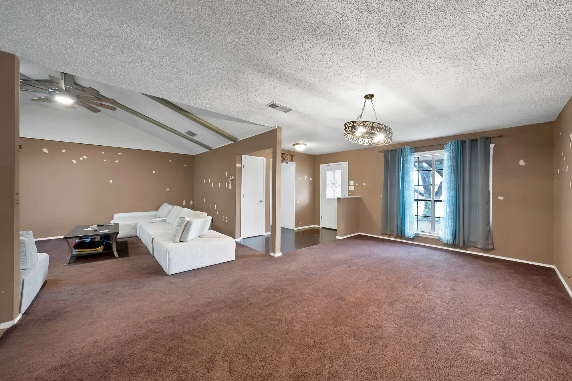 Single Family Residence For Sale in Tarrant County , 6305 Arthur Drive, Edgecliff Village, Texas 76134, 3 Bedroom, 2 Bathroom, 2 Garage spaces, 1,880 Sqft, built in 1975, mls#21223614, Real Estate Agent in Edgecliff Village, Homes For Sale in Tarrant county, Homes For Sale in Edgecliff Village, Realtor in Edgecliff Village Texas, Real Estate Brokerage Independent Realty Texas, Luminita Cordes Realtor