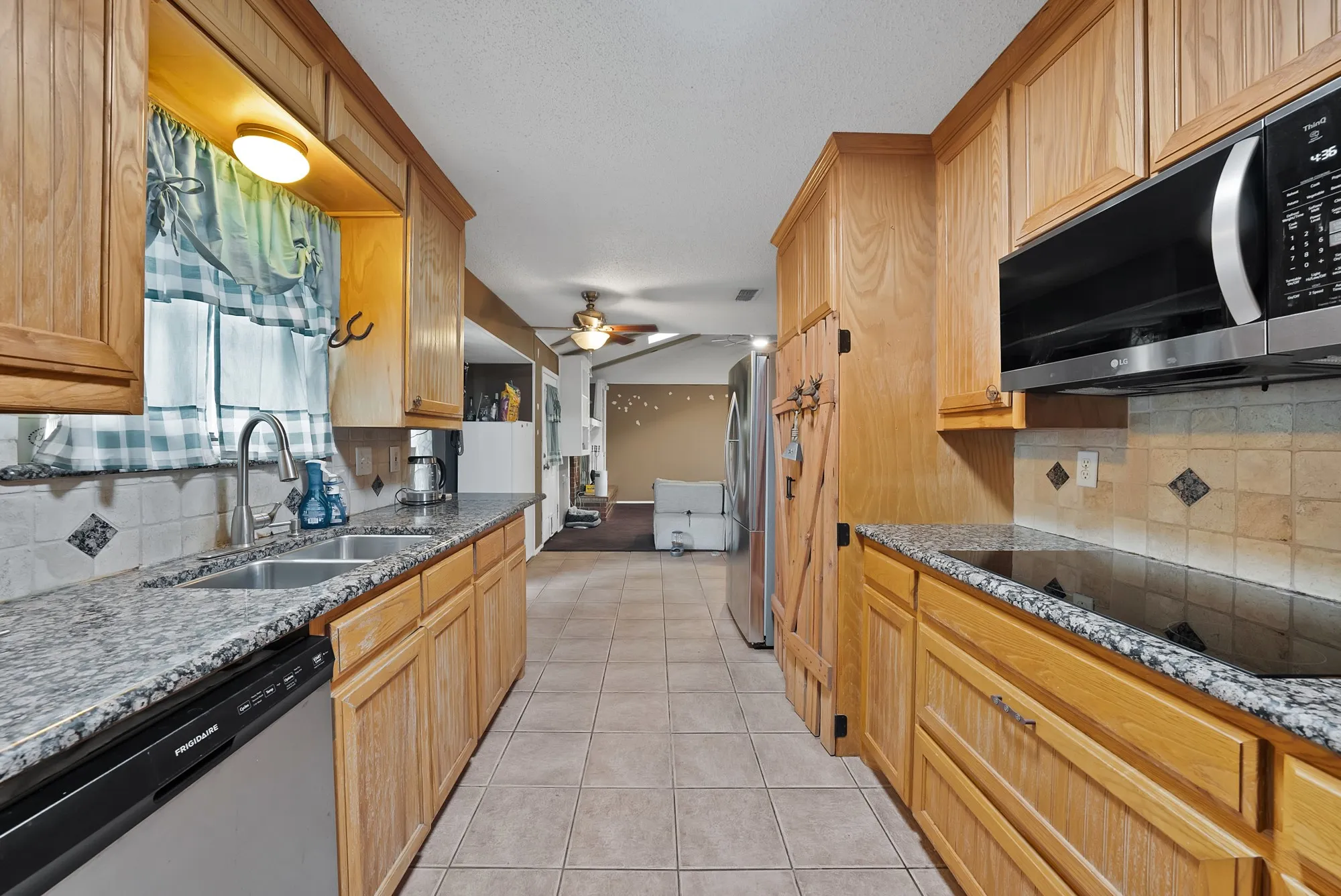 Single Family Residence For Sale in Tarrant County , 6305 Arthur Drive, Edgecliff Village, Texas 76134, 3 Bedroom, 2 Bathroom, 2 Garage spaces, 1,880 Sqft, built in 1975, mls#21223614, Real Estate Agent in Edgecliff Village, Homes For Sale in Tarrant county, Homes For Sale in Edgecliff Village, Realtor in Edgecliff Village Texas, Real Estate Brokerage Independent Realty Texas, Luminita Cordes Realtor