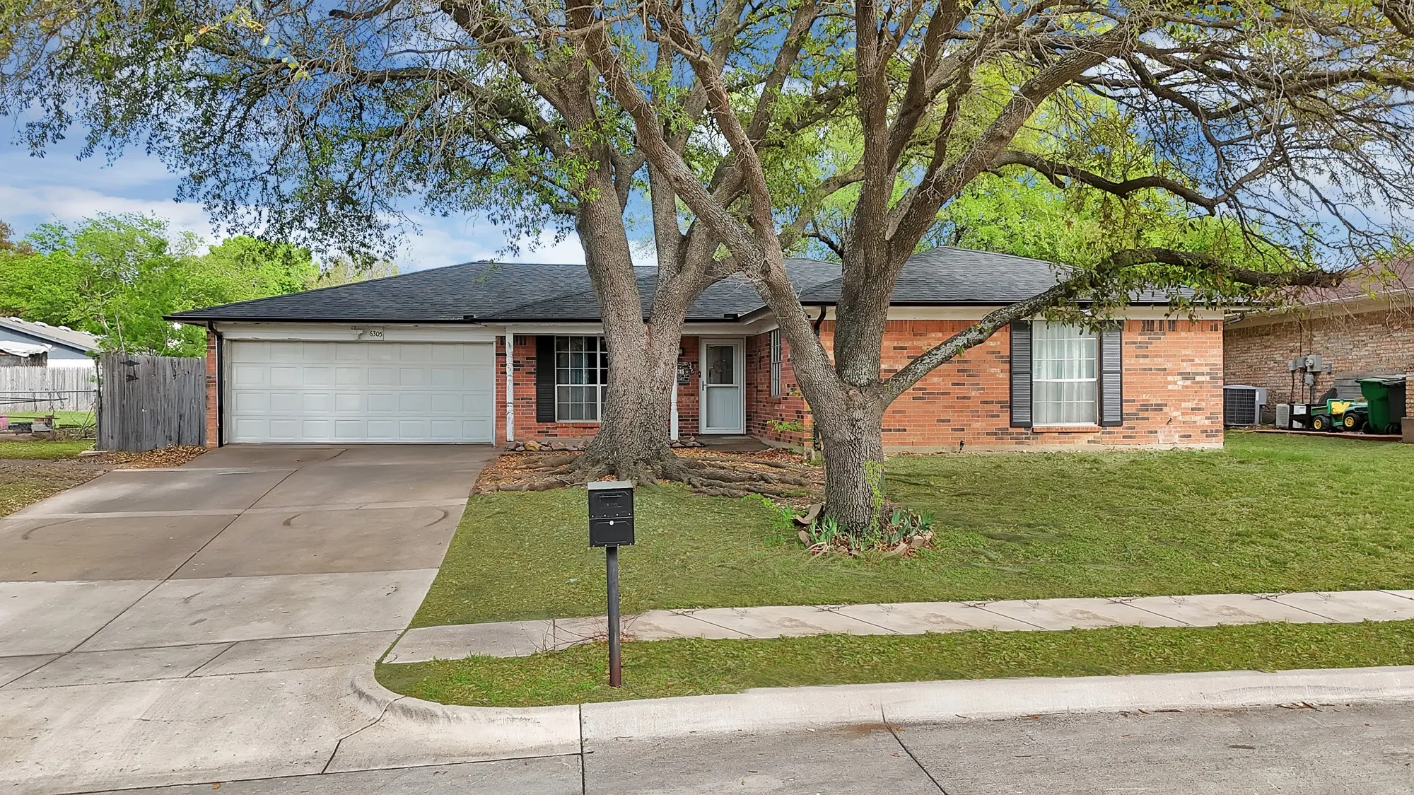 Single Family Residence For Sale in Tarrant County , 6305 Arthur Drive, Edgecliff Village, Texas 76134, 3 Bedroom, 2 Bathroom, 2 Garage spaces, 1,880 Sqft, built in 1975, mls#21223614, Real Estate Agent in Edgecliff Village, Homes For Sale in Tarrant county, Homes For Sale in Edgecliff Village, Realtor in Edgecliff Village Texas, Real Estate Brokerage Independent Realty Texas, Luminita Cordes Realtor