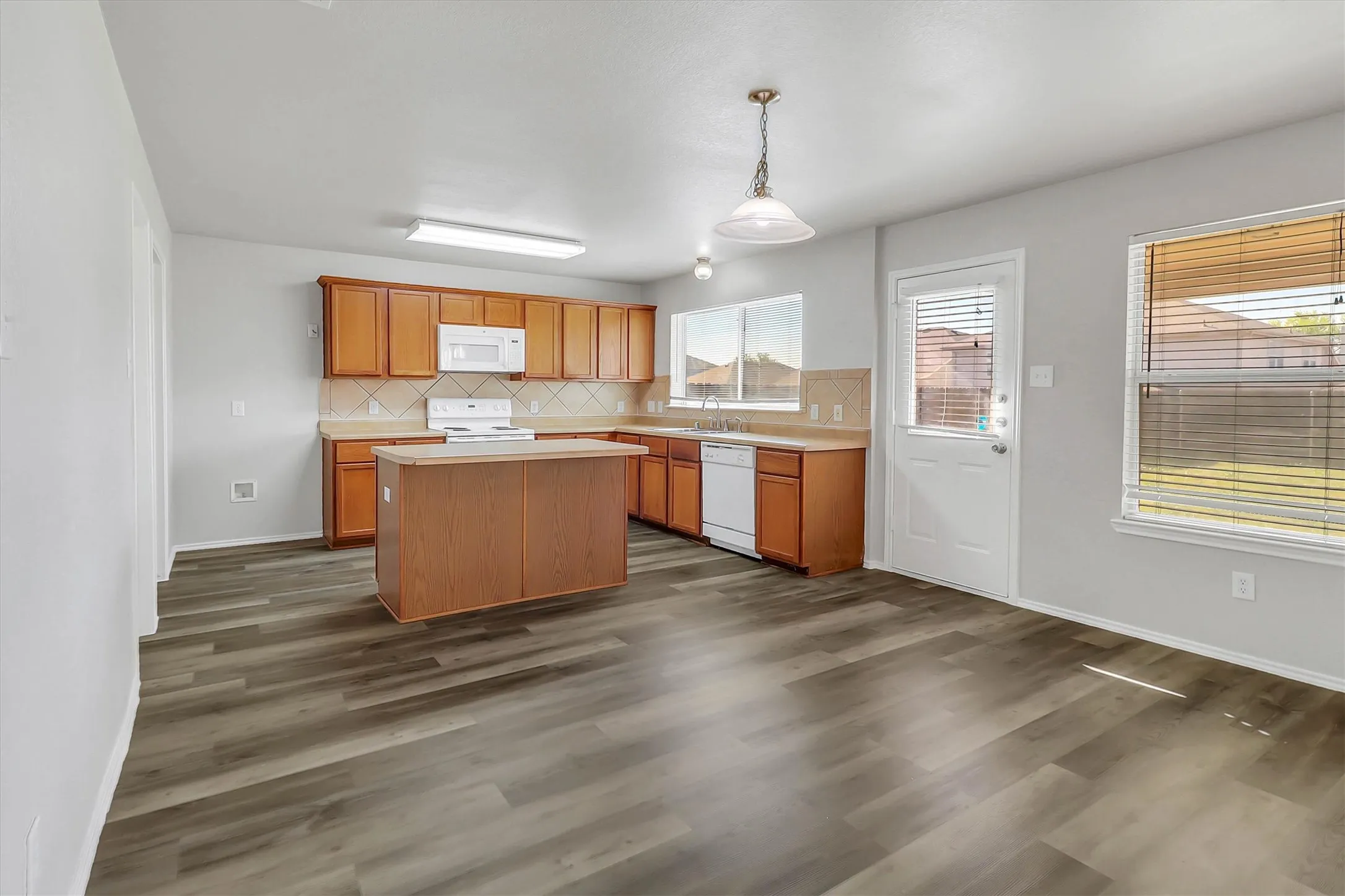 Single Family Residence For Sale in Collin County , 2045 Hanakoa Falls Drive, Anna, Texas 75409, 4 Bedroom, 3 Bathroom, 2 Garage spaces, 2,696 Sqft, built in 2005, mls#21215348, Real Estate Agent in Anna, Homes For Sale in Collin county, Homes For Sale in Anna, Realtor in Anna Texas, Real Estate Brokerage Independent Realty Texas, Luminita Cordes Realtor