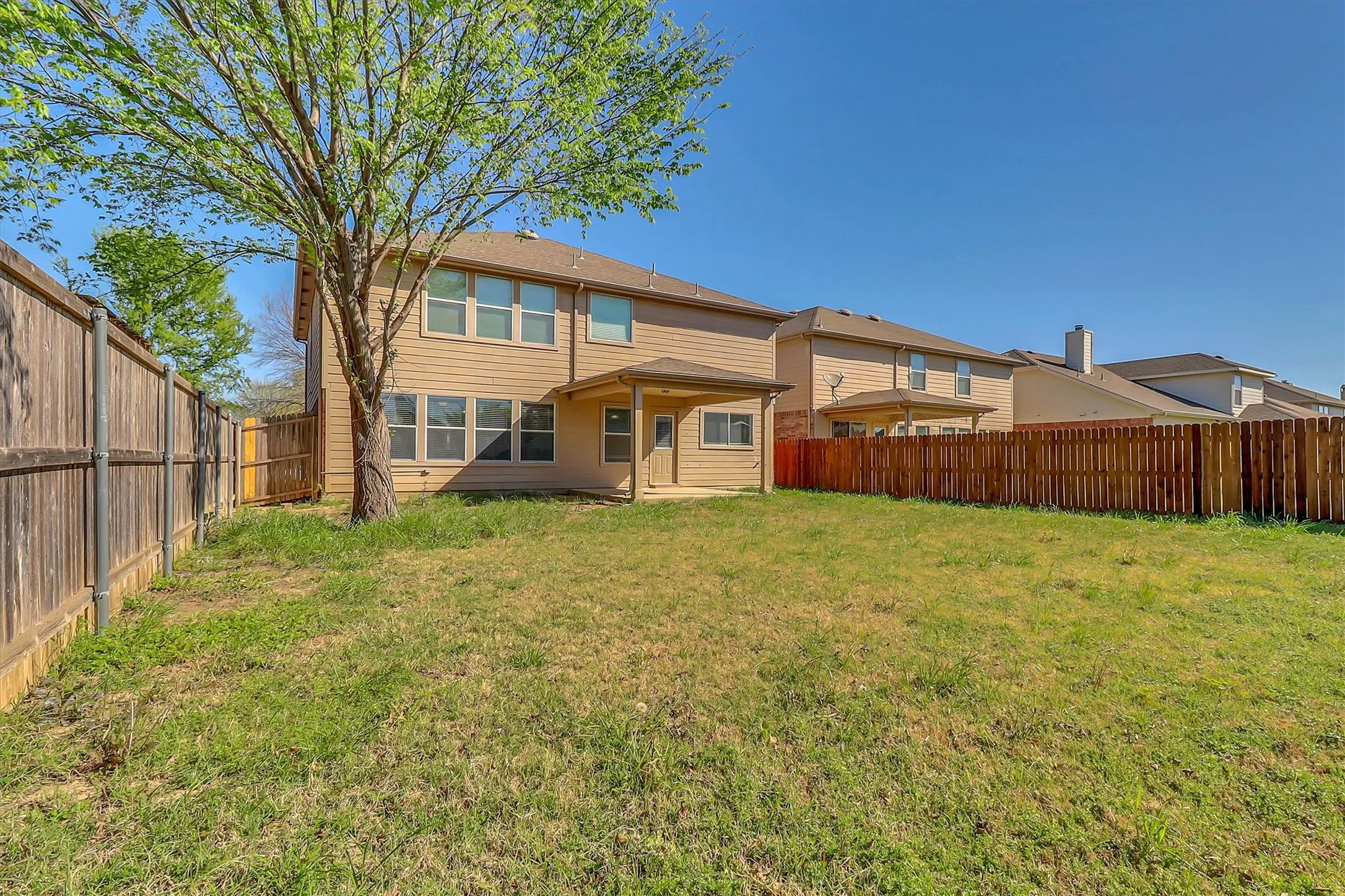 Single Family Residence For Sale in Collin County , 2045 Hanakoa Falls Drive, Anna, Texas 75409, 4 Bedroom, 3 Bathroom, 2 Garage spaces, 2,696 Sqft, built in 2005, mls#21215348, Real Estate Agent in Anna, Homes For Sale in Collin county, Homes For Sale in Anna, Realtor in Anna Texas, Real Estate Brokerage Independent Realty Texas, Luminita Cordes Realtor