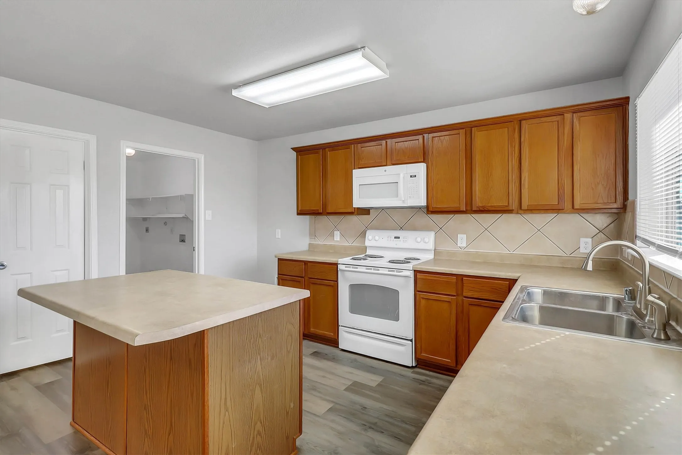 Single Family Residence For Sale in Collin County , 2045 Hanakoa Falls Drive, Anna, Texas 75409, 4 Bedroom, 3 Bathroom, 2 Garage spaces, 2,696 Sqft, built in 2005, mls#21215348, Real Estate Agent in Anna, Homes For Sale in Collin county, Homes For Sale in Anna, Realtor in Anna Texas, Real Estate Brokerage Independent Realty Texas, Luminita Cordes Realtor