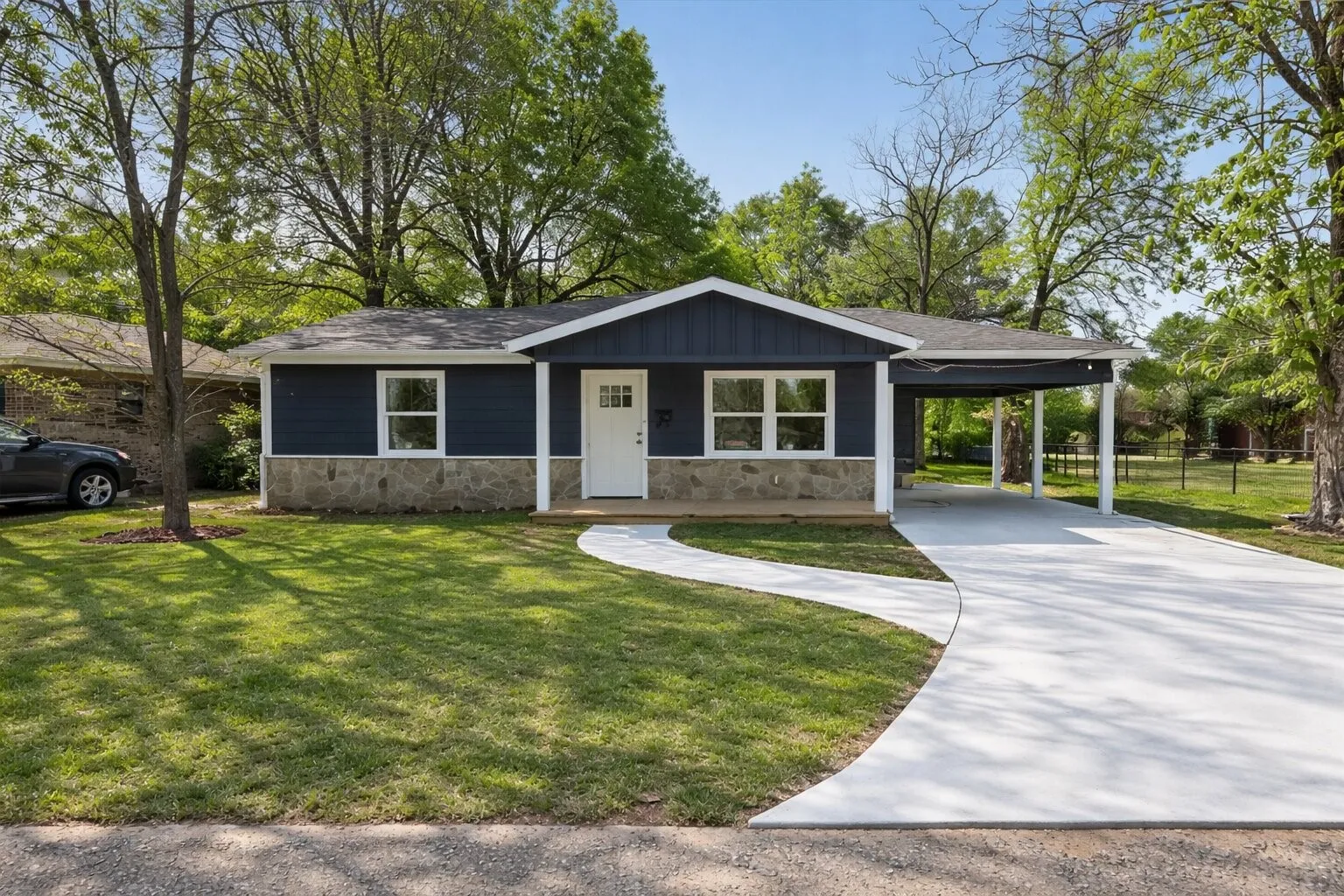 Single Family Residence For Sale in Lamar County , 2009 W Sherman Street, Paris, Texas 75460, 4 Bedrooms, 2 Bathrooms, Garage spaces, 1,430 Sqft, built in 2000, Preowned, Price $220,000, mls#21223727, Real Estate Agent in Paris, Homes For Sale in Lamar county, Homes For Sale in Paris, Realtor in Paris Texas, Real Estate Brokerage Independent Realty Texas, Luminita Cordes Realtor