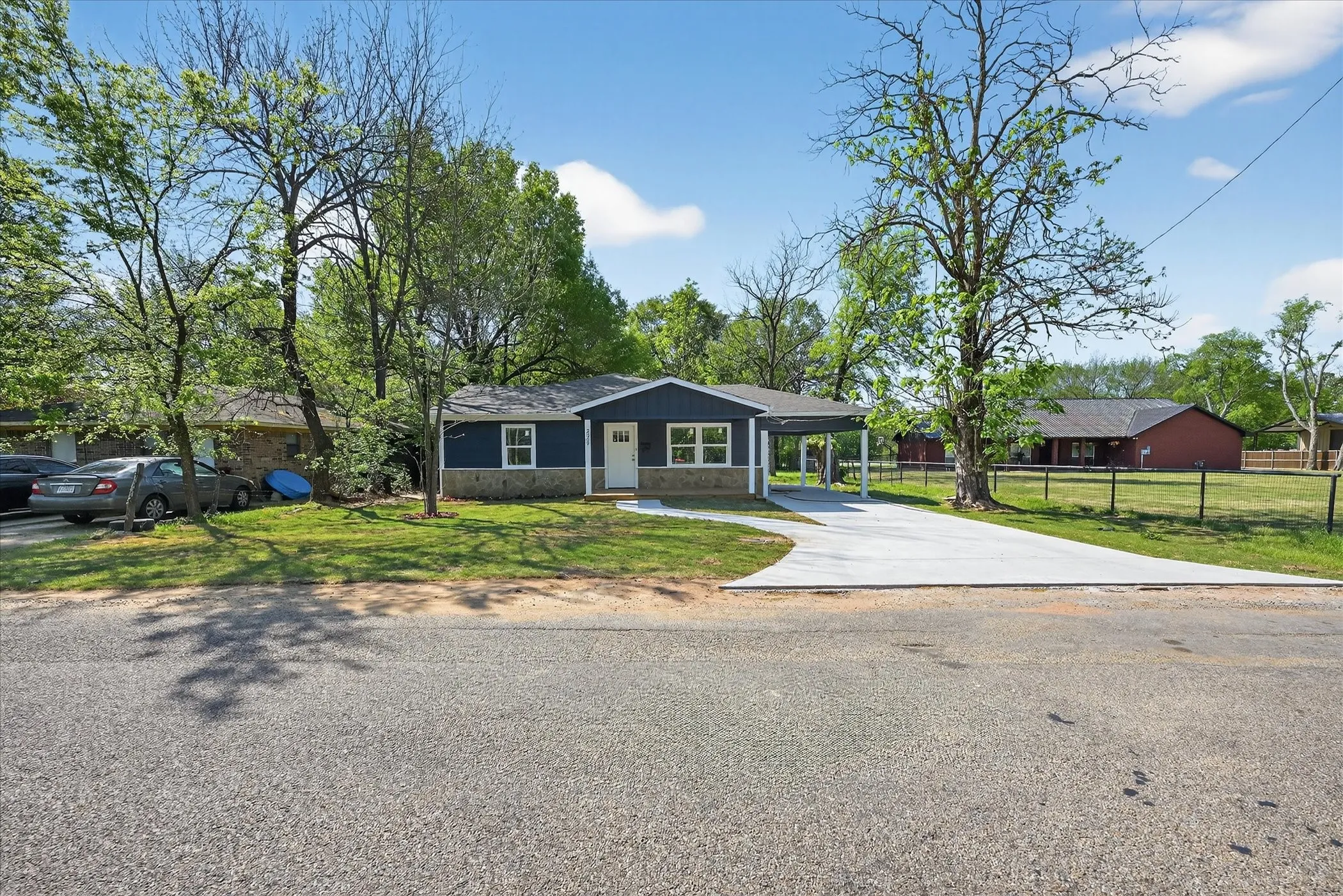 Single Family Residence For Sale in Lamar County , 2009 W Sherman Street, Paris, Texas 75460, 4 Bedrooms, 2 Bathrooms, Garage spaces, 1,430 Sqft, built in 2000, Preowned, Price $220,000, mls#21223727, Real Estate Agent in Paris, Homes For Sale in Lamar county, Homes For Sale in Paris, Realtor in Paris Texas, Real Estate Brokerage Independent Realty Texas, Luminita Cordes Realtor