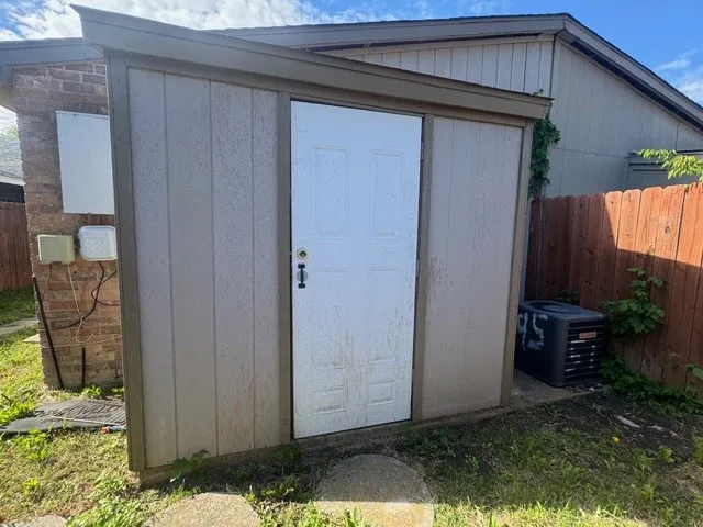 Single Family Residence For Sale in Dallas County , 9551 Gonzales Drive, Dallas, Texas 75227, 2 Bedroom, 1 Bathroom, Garage spaces, 940 Sqft, built in 1982, Preowned, mls#21223675, Real Estate Agent in Dallas, Homes For Sale in Dallas county, Homes For Sale in Dallas, Realtor in Dallas Texas, Real Estate Brokerage Independent Realty Texas, Luminita Cordes Realtor