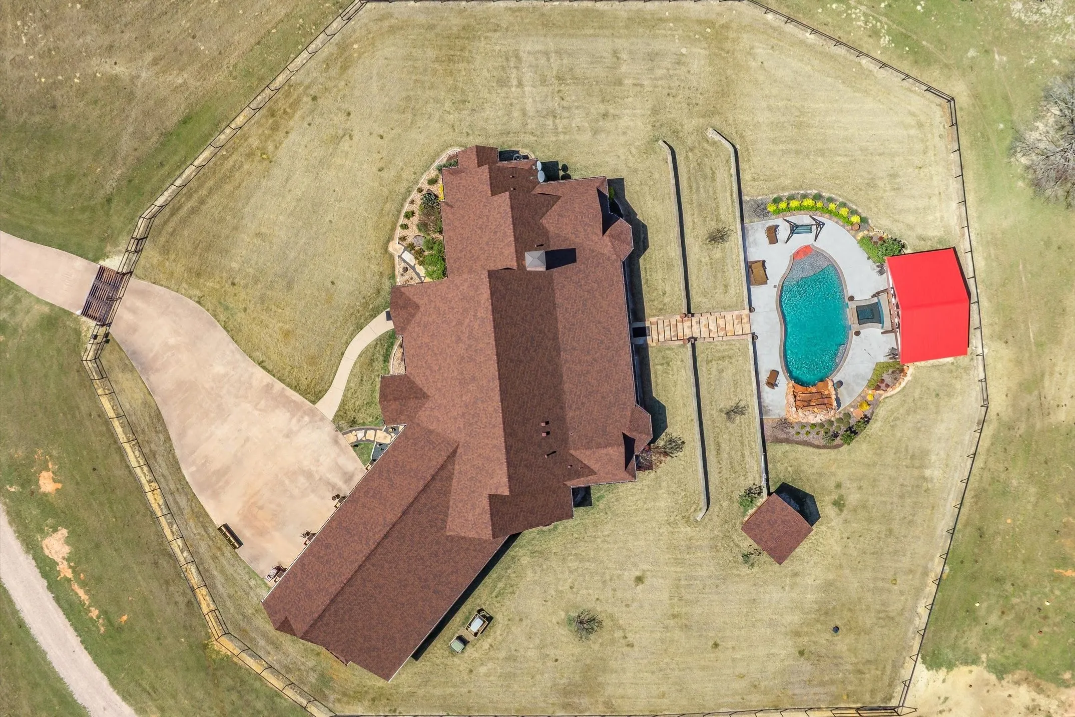 Single Family Residence For Sale in Smith County , 13006 FM 757, Winona, Texas 75792, 3 Bedrooms, 4 Bathrooms, 12 Garage spaces, 5,174 Sqft, built in 2012, Preowned, Price $2,850,000, mls#21216426, Real Estate Agent in Winona, Homes For Sale in Smith county, Homes For Sale in Winona, Realtor in Winona Texas, Real Estate Brokerage Independent Realty Texas, Luminita Cordes Realtor