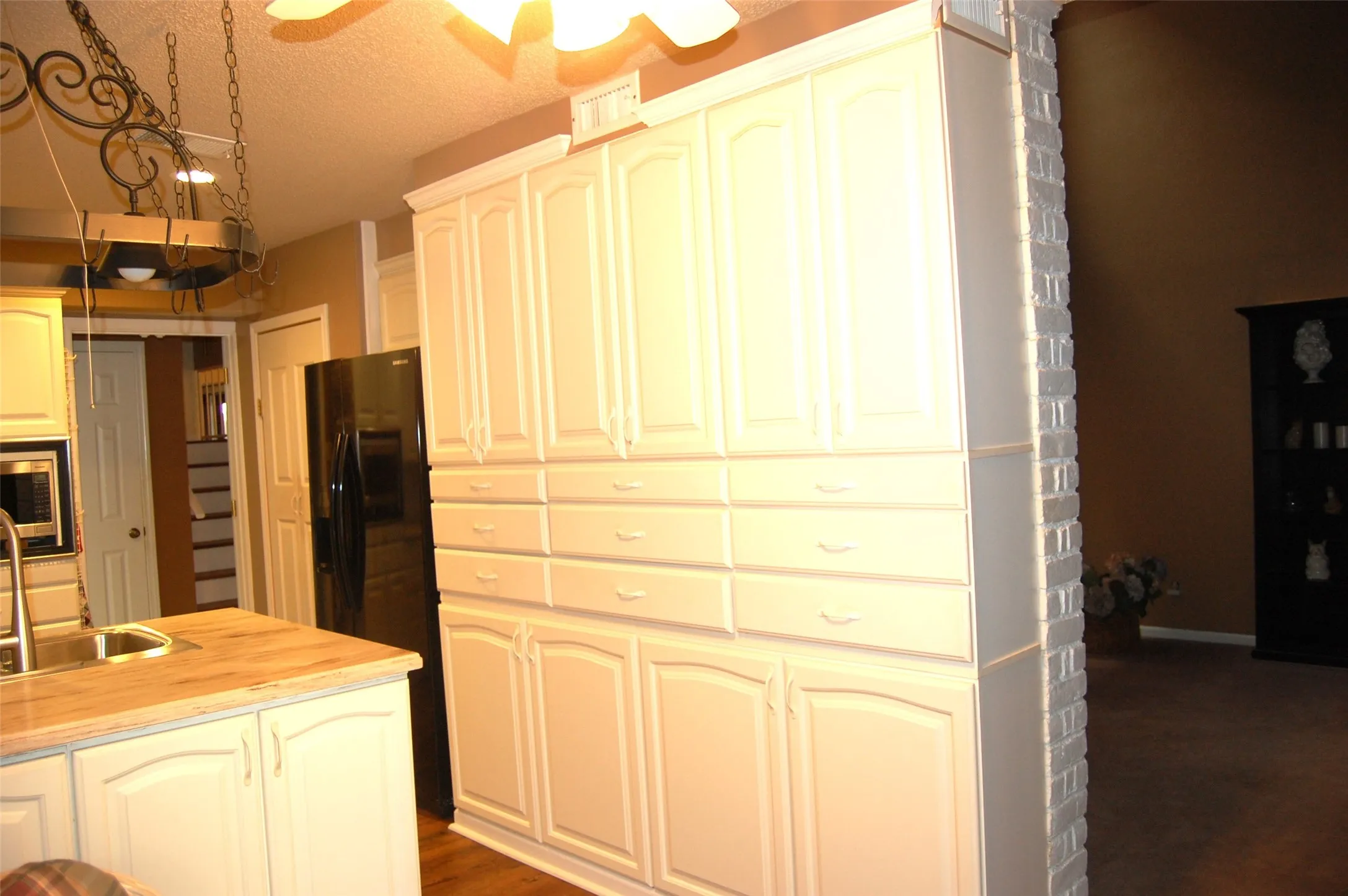 Custom Cabinets..Lots of space quiet pull out