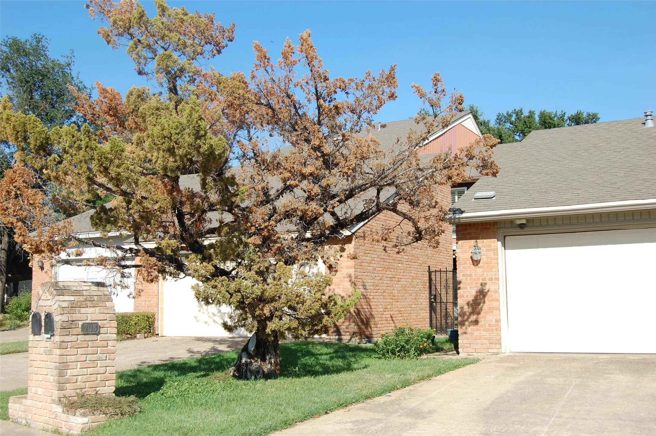 Townhouse For Sale in Dallas County , 708 Carriage Way, Duncanville, Texas 75137, 3 Bedrooms, 3 Bathrooms, 2 Garage spaces, 1,846 Sqft, built in 1978, Price $320,000, mls#21224046, Real Estate Agent in Duncanville, Homes For Sale in Dallas county, Homes For Sale in Duncanville, Realtor in Duncanville Texas, Real Estate Brokerage Independent Realty Texas, Luminita Cordes Realtor