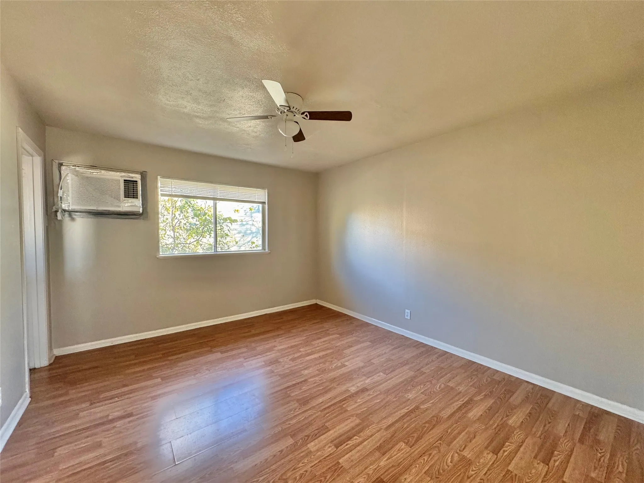 Apartment For Rent in Denton County , 1112 Eagle Drive 5, Denton, Texas 76201, 1 Bedroom, 1 Bathroom, Garage spaces, 450 Sqft, built in 1962, Price $850, mls#21224053, Real Estate Agent in Denton, Homes For Rent in Denton county, Homes For Rent in Denton, Realtor in Denton Texas, Real Estate Brokerage Independent Realty Texas, Luminita Cordes Realtor