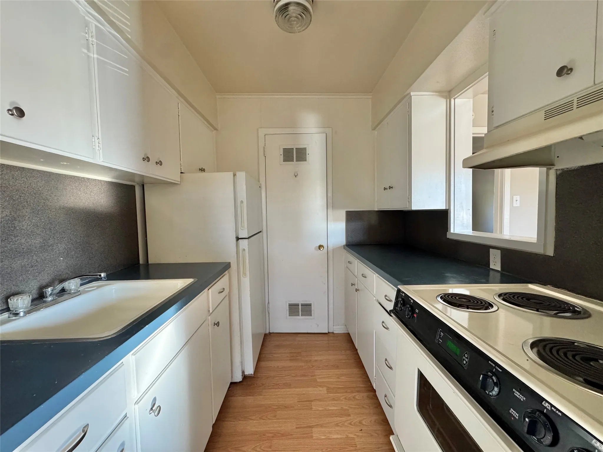 Apartment For Rent in Denton County , 1112 Eagle Drive 5, Denton, Texas 76201, 1 Bedroom, 1 Bathroom, Garage spaces, 450 Sqft, built in 1962, Price $850, mls#21224053, Real Estate Agent in Denton, Homes For Rent in Denton county, Homes For Rent in Denton, Realtor in Denton Texas, Real Estate Brokerage Independent Realty Texas, Luminita Cordes Realtor