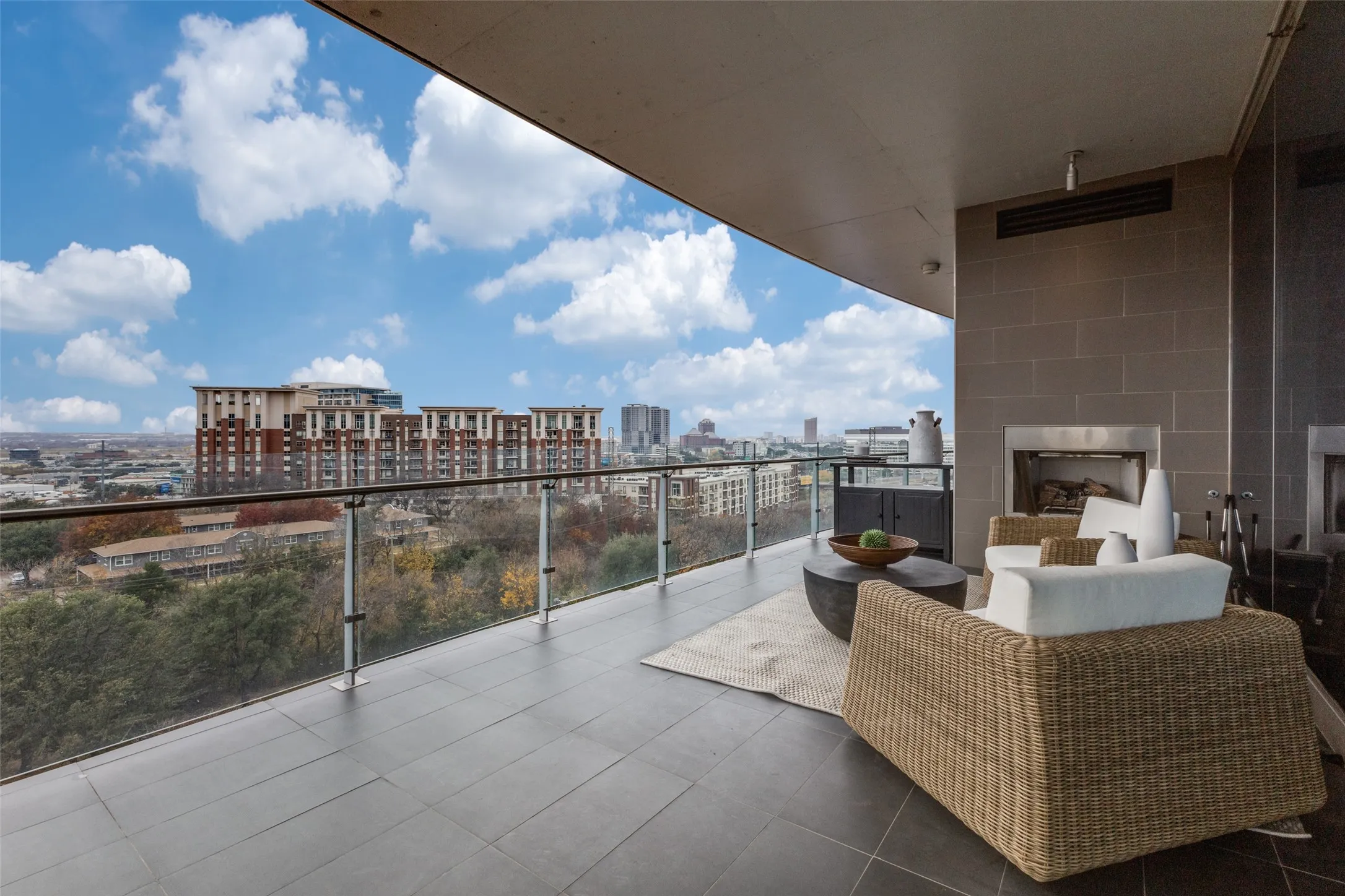 Condominium For Sale in Dallas County , 3130 N Harwood Street 801, Dallas, Texas 75201, 3 Bedrooms, 4 Bathrooms, 2 Garage spaces, 2,114 Sqft, built in 2015, Preowned, Price $1,399,000, mls#21223142, Real Estate Agent in Dallas, Homes For Sale in Dallas county, Homes For Sale in Dallas, Realtor in Dallas Texas, Real Estate Brokerage Independent Realty Texas, Luminita Cordes Realtor