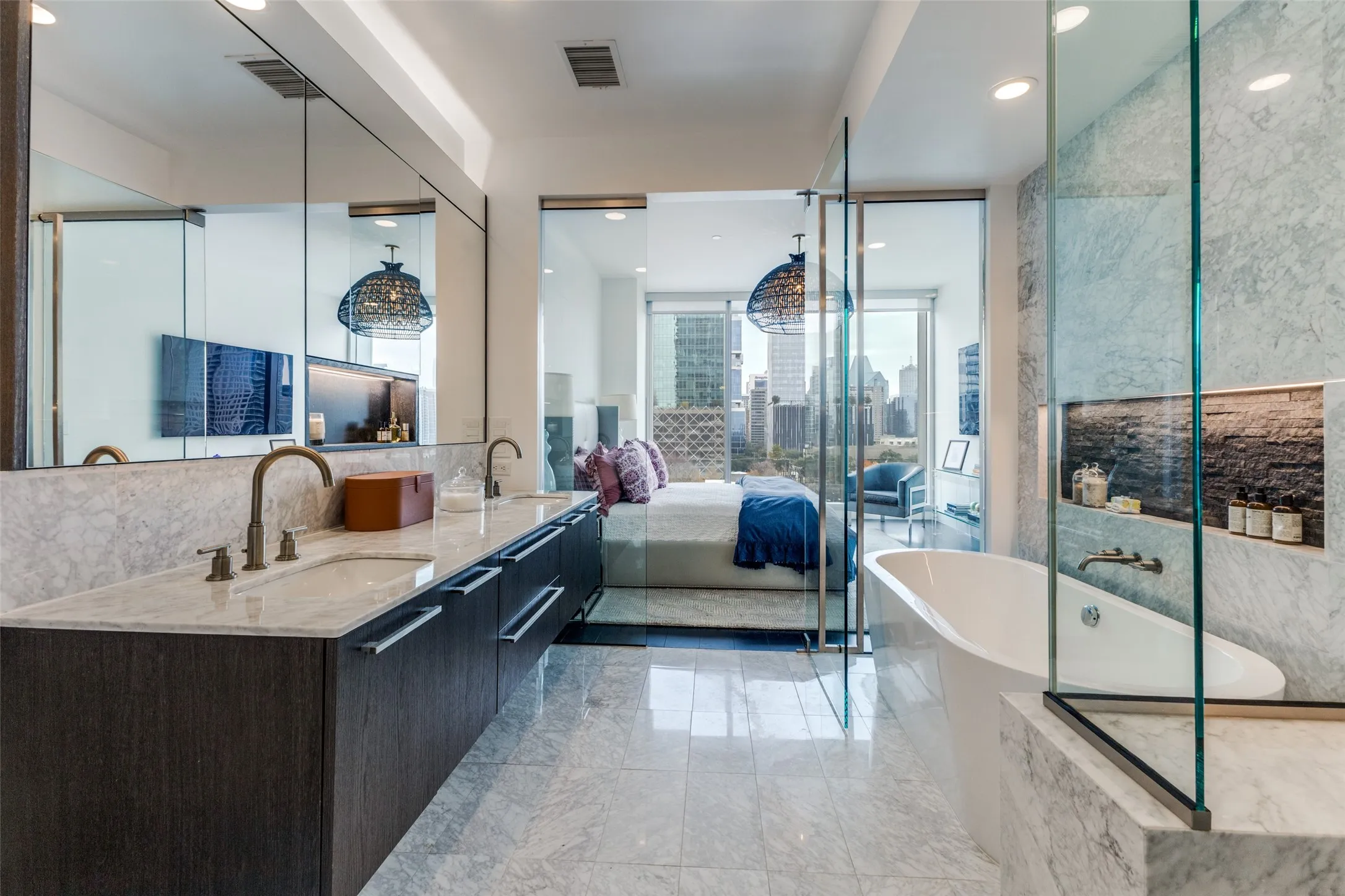Condominium For Sale in Dallas County , 3130 N Harwood Street 801, Dallas, Texas 75201, 3 Bedrooms, 4 Bathrooms, 2 Garage spaces, 2,114 Sqft, built in 2015, Preowned, Price $1,399,000, mls#21223142, Real Estate Agent in Dallas, Homes For Sale in Dallas county, Homes For Sale in Dallas, Realtor in Dallas Texas, Real Estate Brokerage Independent Realty Texas, Luminita Cordes Realtor
