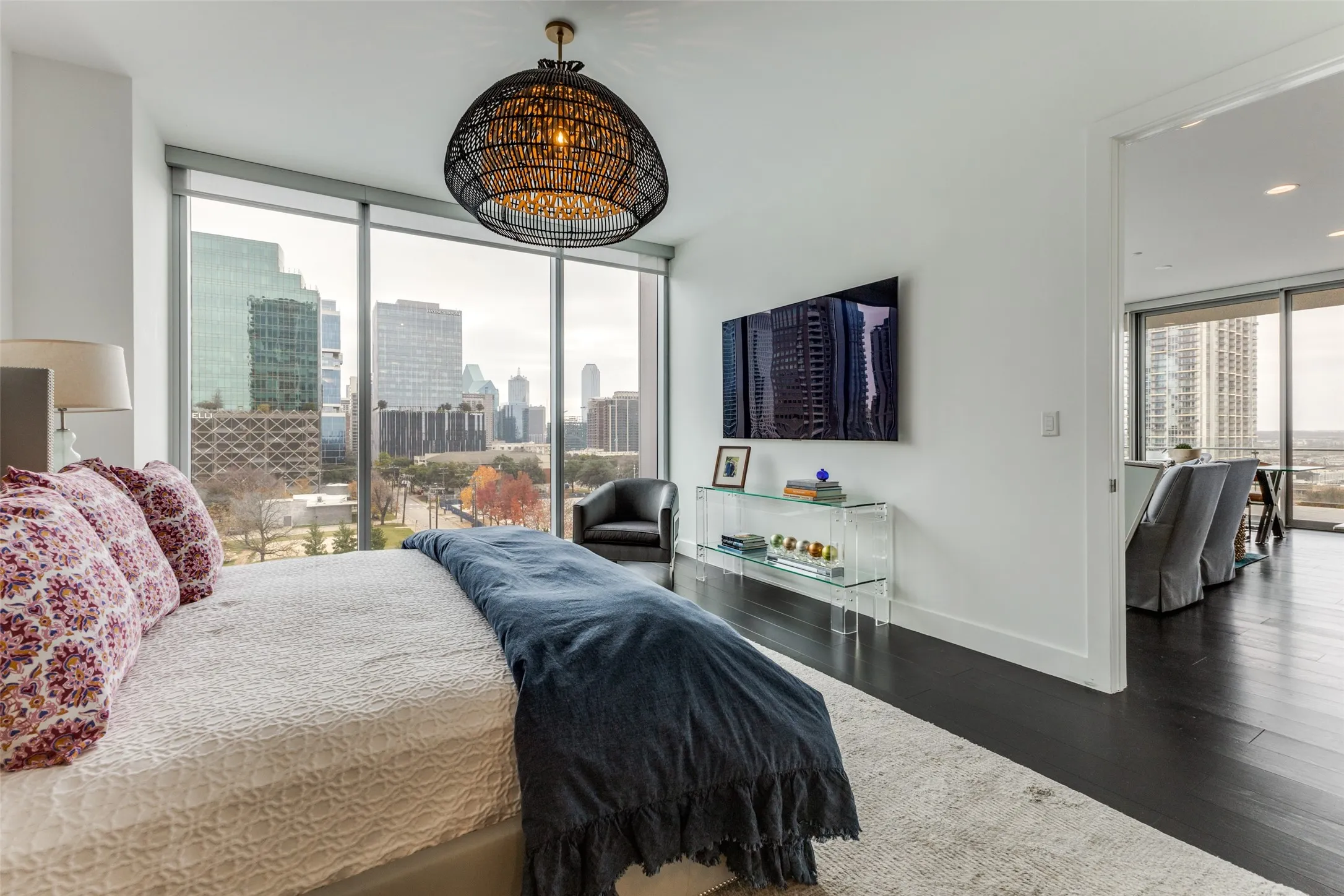 Condominium For Sale in Dallas County , 3130 N Harwood Street 801, Dallas, Texas 75201, 3 Bedrooms, 4 Bathrooms, 2 Garage spaces, 2,114 Sqft, built in 2015, Preowned, Price $1,399,000, mls#21223142, Real Estate Agent in Dallas, Homes For Sale in Dallas county, Homes For Sale in Dallas, Realtor in Dallas Texas, Real Estate Brokerage Independent Realty Texas, Luminita Cordes Realtor