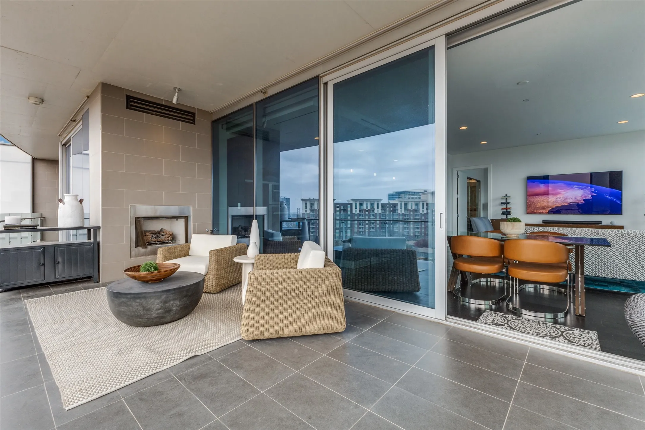 Condominium For Sale in Dallas County , 3130 N Harwood Street 801, Dallas, Texas 75201, 3 Bedrooms, 4 Bathrooms, 2 Garage spaces, 2,114 Sqft, built in 2015, Preowned, Price $1,399,000, mls#21223142, Real Estate Agent in Dallas, Homes For Sale in Dallas county, Homes For Sale in Dallas, Realtor in Dallas Texas, Real Estate Brokerage Independent Realty Texas, Luminita Cordes Realtor