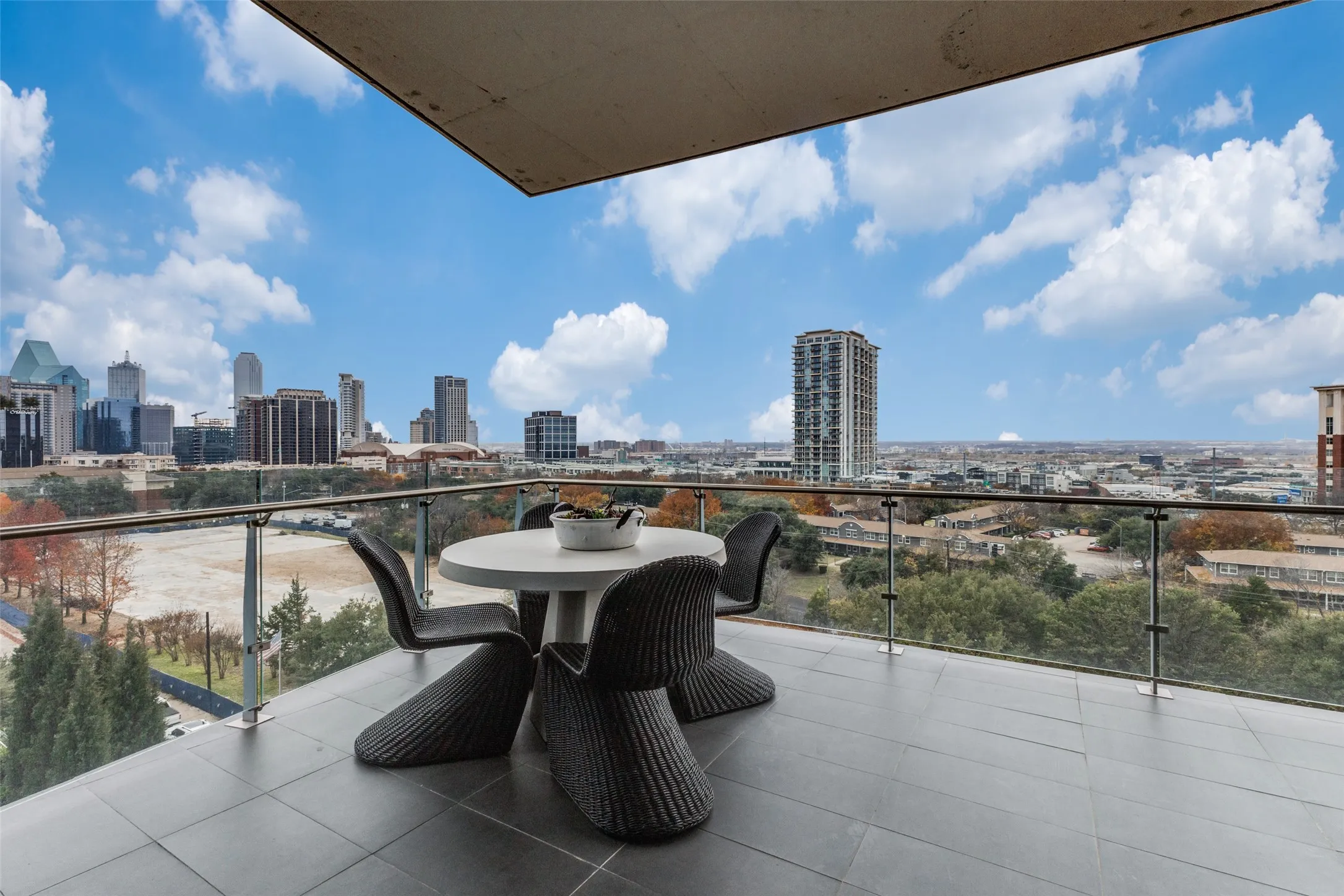 Condominium For Sale in Dallas County , 3130 N Harwood Street 801, Dallas, Texas 75201, 3 Bedrooms, 4 Bathrooms, 2 Garage spaces, 2,114 Sqft, built in 2015, Preowned, Price $1,399,000, mls#21223142, Real Estate Agent in Dallas, Homes For Sale in Dallas county, Homes For Sale in Dallas, Realtor in Dallas Texas, Real Estate Brokerage Independent Realty Texas, Luminita Cordes Realtor