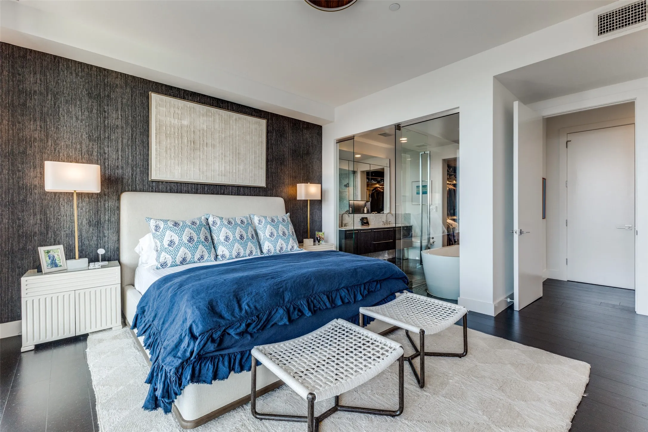 Condominium For Sale in Dallas County , 3130 N Harwood Street 801, Dallas, Texas 75201, 3 Bedrooms, 4 Bathrooms, 2 Garage spaces, 2,114 Sqft, built in 2015, Preowned, Price $1,399,000, mls#21223142, Real Estate Agent in Dallas, Homes For Sale in Dallas county, Homes For Sale in Dallas, Realtor in Dallas Texas, Real Estate Brokerage Independent Realty Texas, Luminita Cordes Realtor