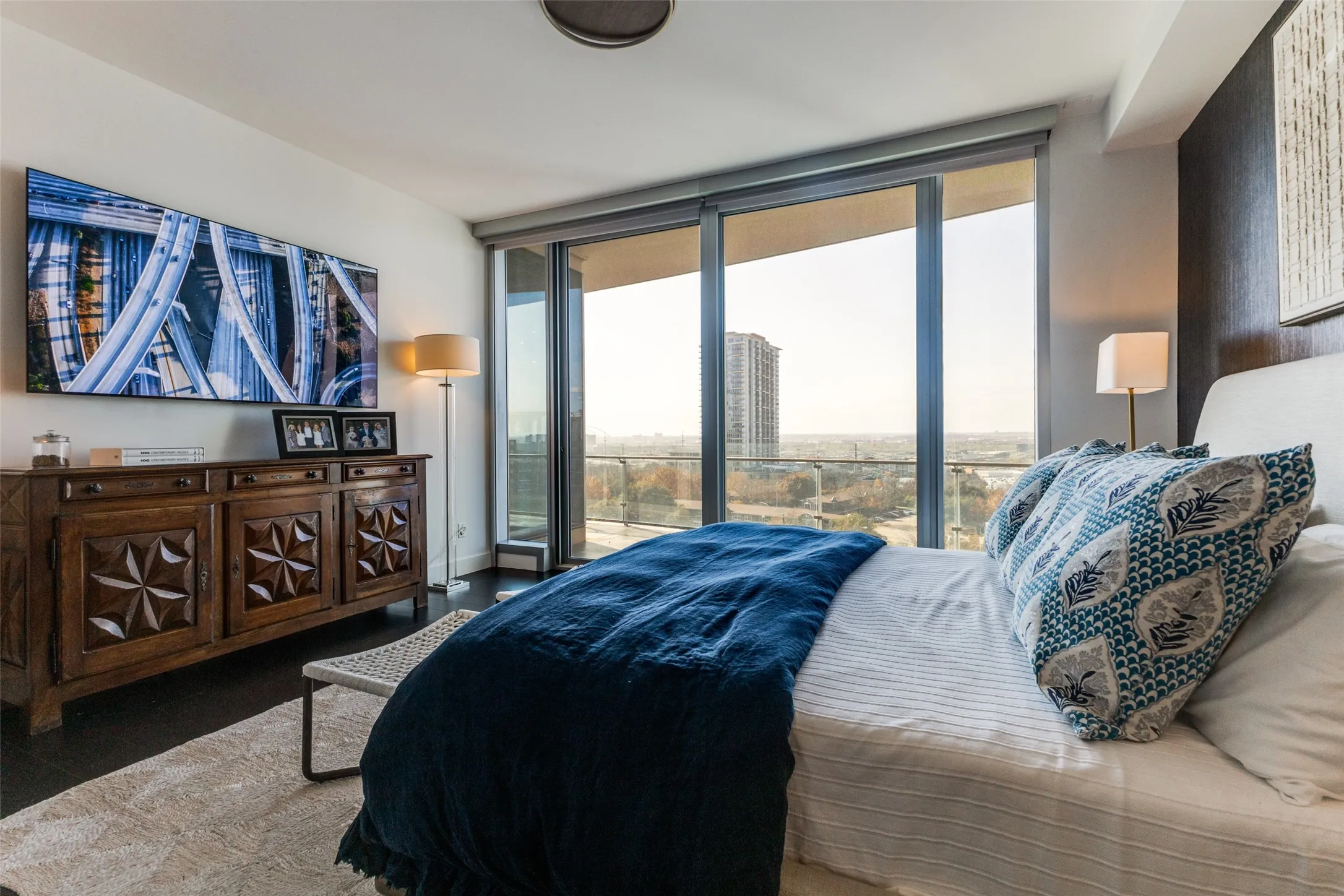 Condominium For Sale in Dallas County , 3130 N Harwood Street 801, Dallas, Texas 75201, 3 Bedrooms, 4 Bathrooms, 2 Garage spaces, 2,114 Sqft, built in 2015, Preowned, Price $1,399,000, mls#21223142, Real Estate Agent in Dallas, Homes For Sale in Dallas county, Homes For Sale in Dallas, Realtor in Dallas Texas, Real Estate Brokerage Independent Realty Texas, Luminita Cordes Realtor