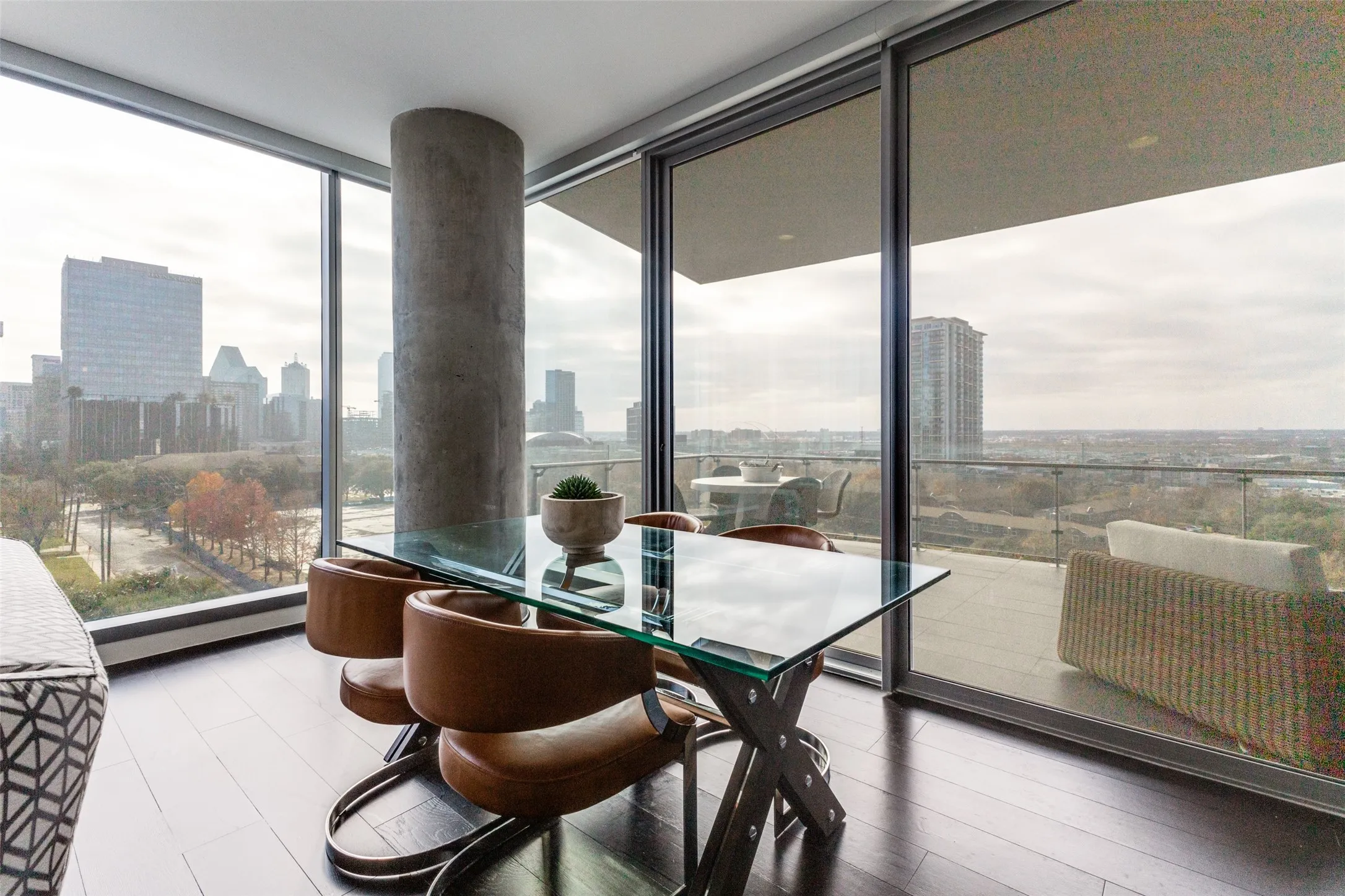 Condominium For Sale in Dallas County , 3130 N Harwood Street 801, Dallas, Texas 75201, 3 Bedrooms, 4 Bathrooms, 2 Garage spaces, 2,114 Sqft, built in 2015, Preowned, Price $1,399,000, mls#21223142, Real Estate Agent in Dallas, Homes For Sale in Dallas county, Homes For Sale in Dallas, Realtor in Dallas Texas, Real Estate Brokerage Independent Realty Texas, Luminita Cordes Realtor