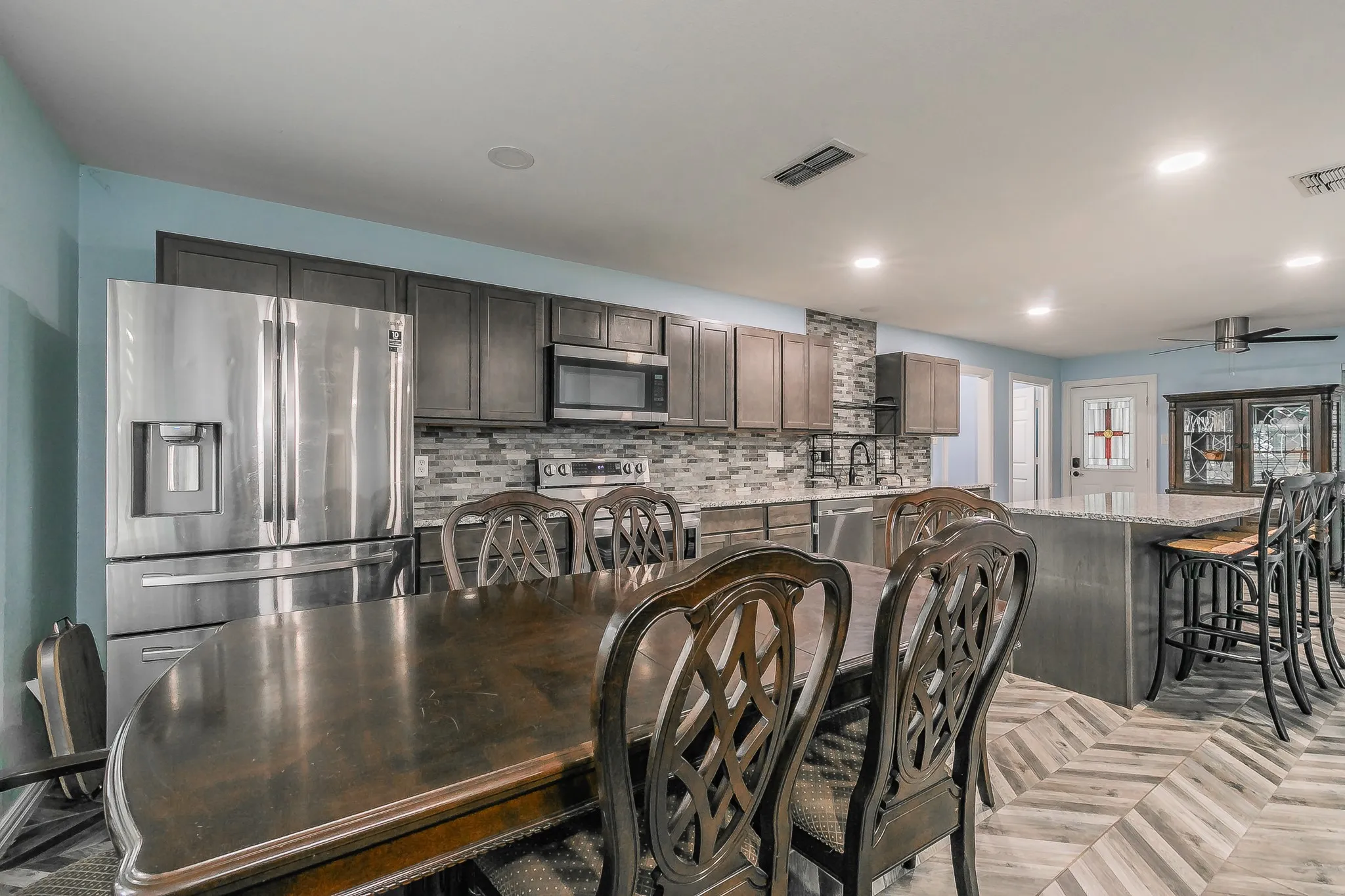 Dining area with ceiling fan and recessed lighting