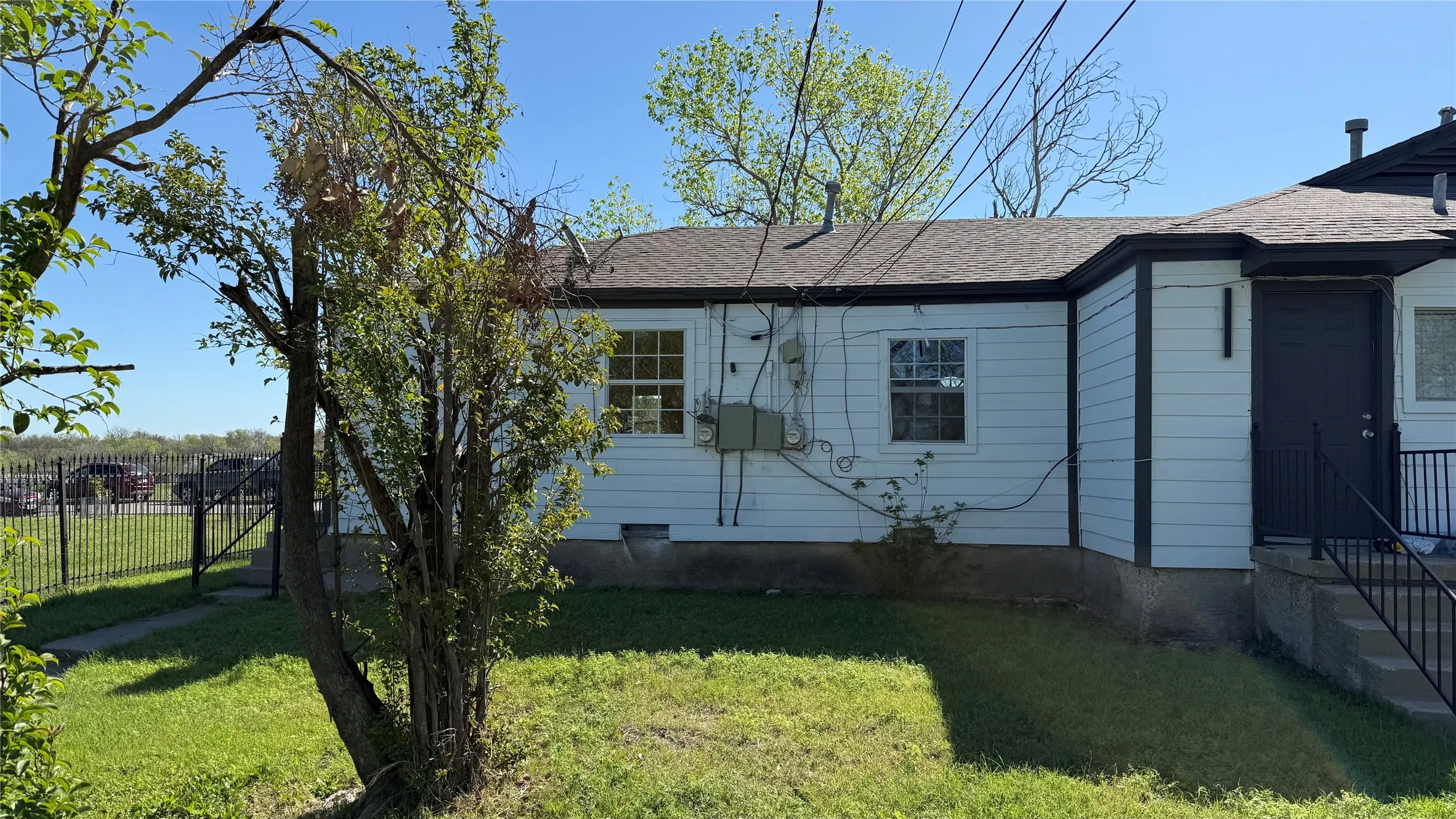 Duplex For Rent in Tarrant County , 2640 Berryhill Drive, Fort Worth, Texas 76105, 2 Bedrooms, 1 Bathroom, Garage spaces, 1,478 Sqft, built in 1950, Price $1,100, mls#21224214, Real Estate Agent in Fort Worth, Homes For Rent in Tarrant county, Homes For Rent in Fort Worth, Realtor in Fort Worth Texas, Real Estate Brokerage Independent Realty Texas, Luminita Cordes Realtor