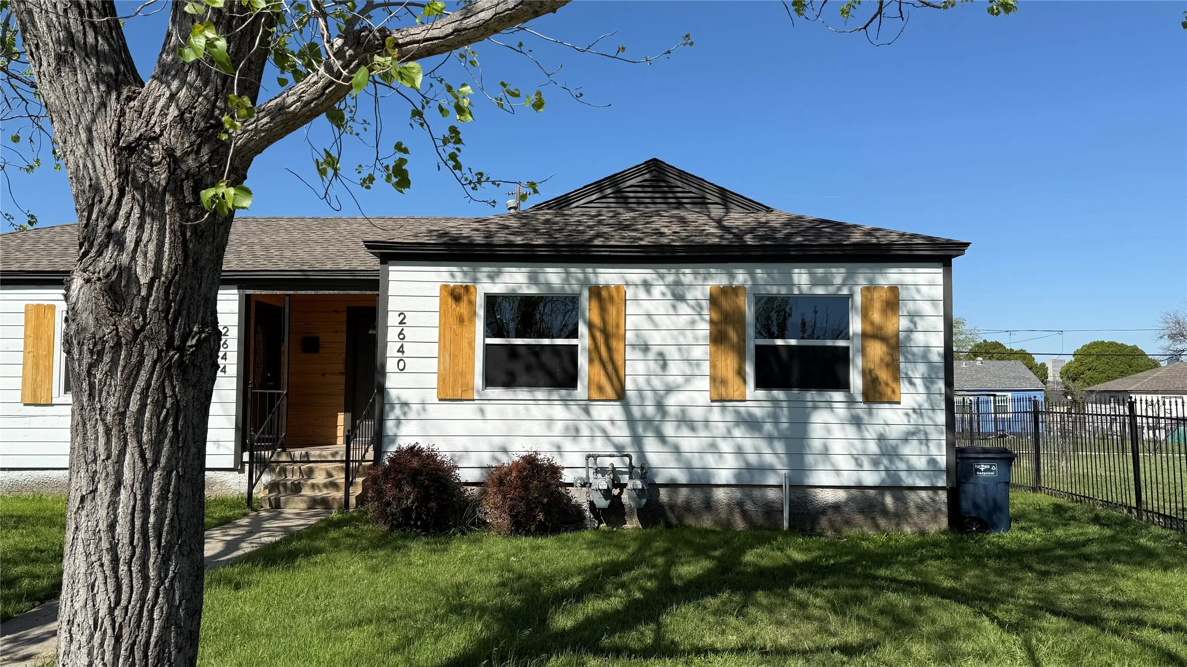 Duplex For Rent in Tarrant County , 2640 Berryhill Drive, Fort Worth, Texas 76105, 2 Bedrooms, 1 Bathroom, Garage spaces, 1,478 Sqft, built in 1950, Price $1,100, mls#21224214, Real Estate Agent in Fort Worth, Homes For Rent in Tarrant county, Homes For Rent in Fort Worth, Realtor in Fort Worth Texas, Real Estate Brokerage Independent Realty Texas, Luminita Cordes Realtor