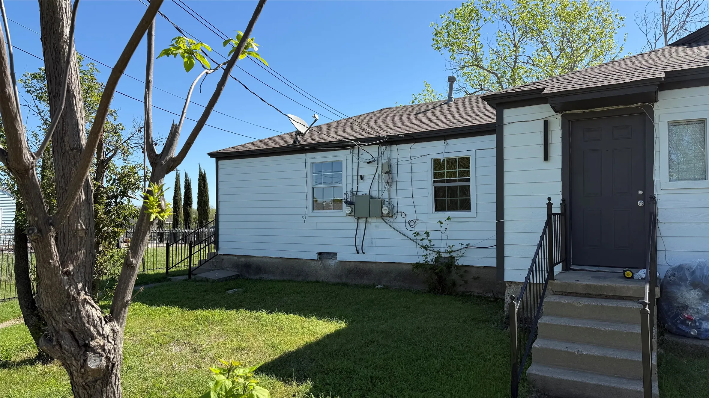 Duplex For Rent in Tarrant County , 2640 Berryhill Drive, Fort Worth, Texas 76105, 2 Bedrooms, 1 Bathroom, Garage spaces, 1,478 Sqft, built in 1950, Price $1,100, mls#21224214, Real Estate Agent in Fort Worth, Homes For Rent in Tarrant county, Homes For Rent in Fort Worth, Realtor in Fort Worth Texas, Real Estate Brokerage Independent Realty Texas, Luminita Cordes Realtor