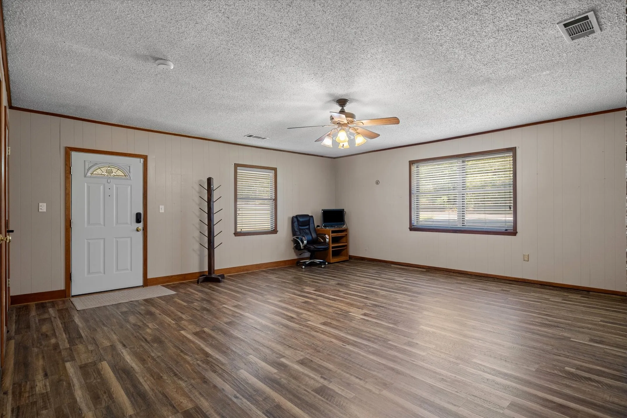 Single Family Residence For Sale in Van Zandt County , 3121 VZ County Road 1215, Grand Saline, Texas 75140, 3 Bedroom, 2 Bathroom, Garage spaces, 2,081 Sqft, built in 1973, Preowned, mls#21224194, Real Estate Agent in Grand Saline, Homes For Sale in Van Zandt county, Homes For Sale in Grand Saline, Realtor in Grand Saline Texas, Real Estate Brokerage Independent Realty Texas, Luminita Cordes Realtor