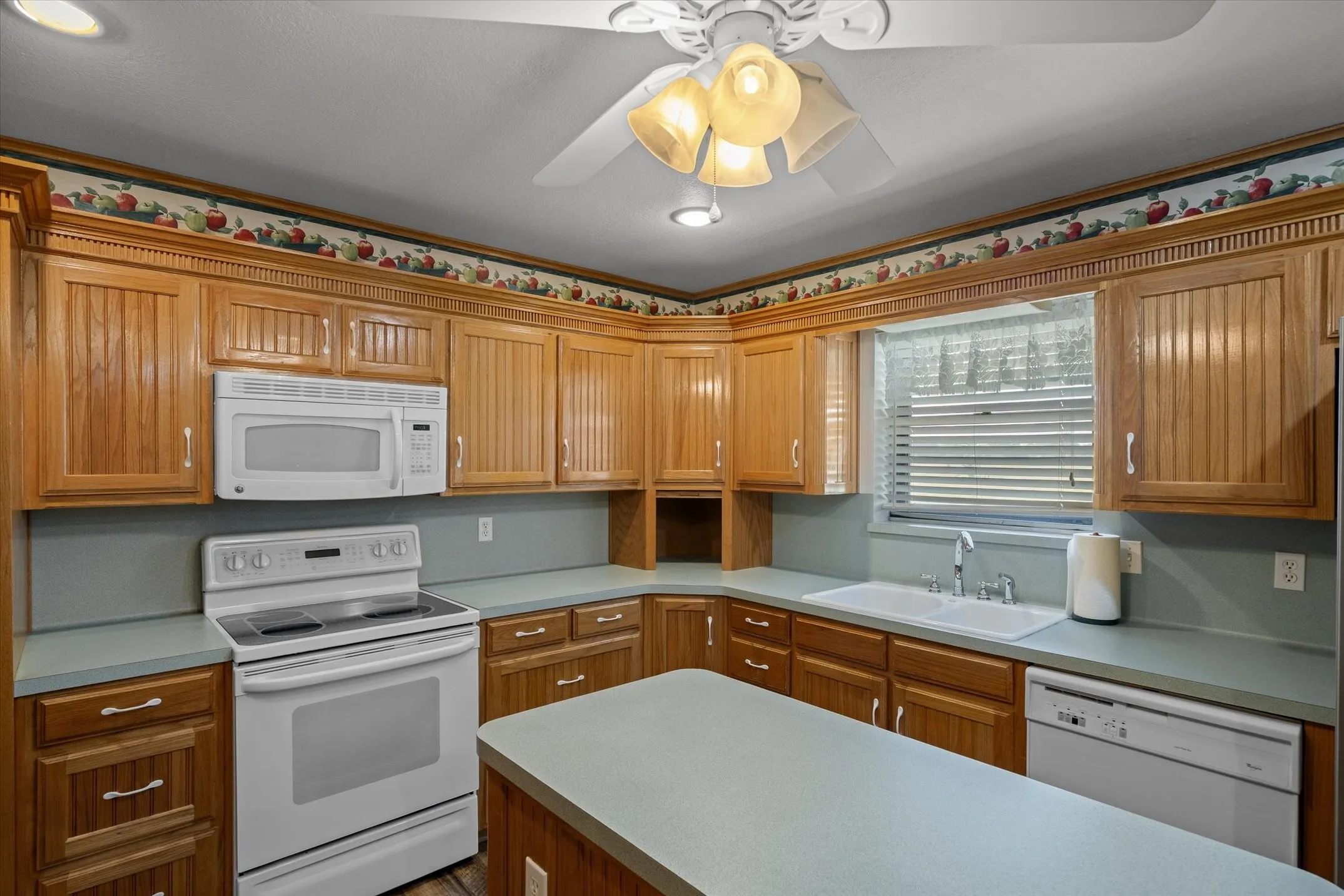 Single Family Residence For Sale in Van Zandt County , 3121 VZ County Road 1215, Grand Saline, Texas 75140, 3 Bedroom, 2 Bathroom, Garage spaces, 2,081 Sqft, built in 1973, Preowned, mls#21224194, Real Estate Agent in Grand Saline, Homes For Sale in Van Zandt county, Homes For Sale in Grand Saline, Realtor in Grand Saline Texas, Real Estate Brokerage Independent Realty Texas, Luminita Cordes Realtor