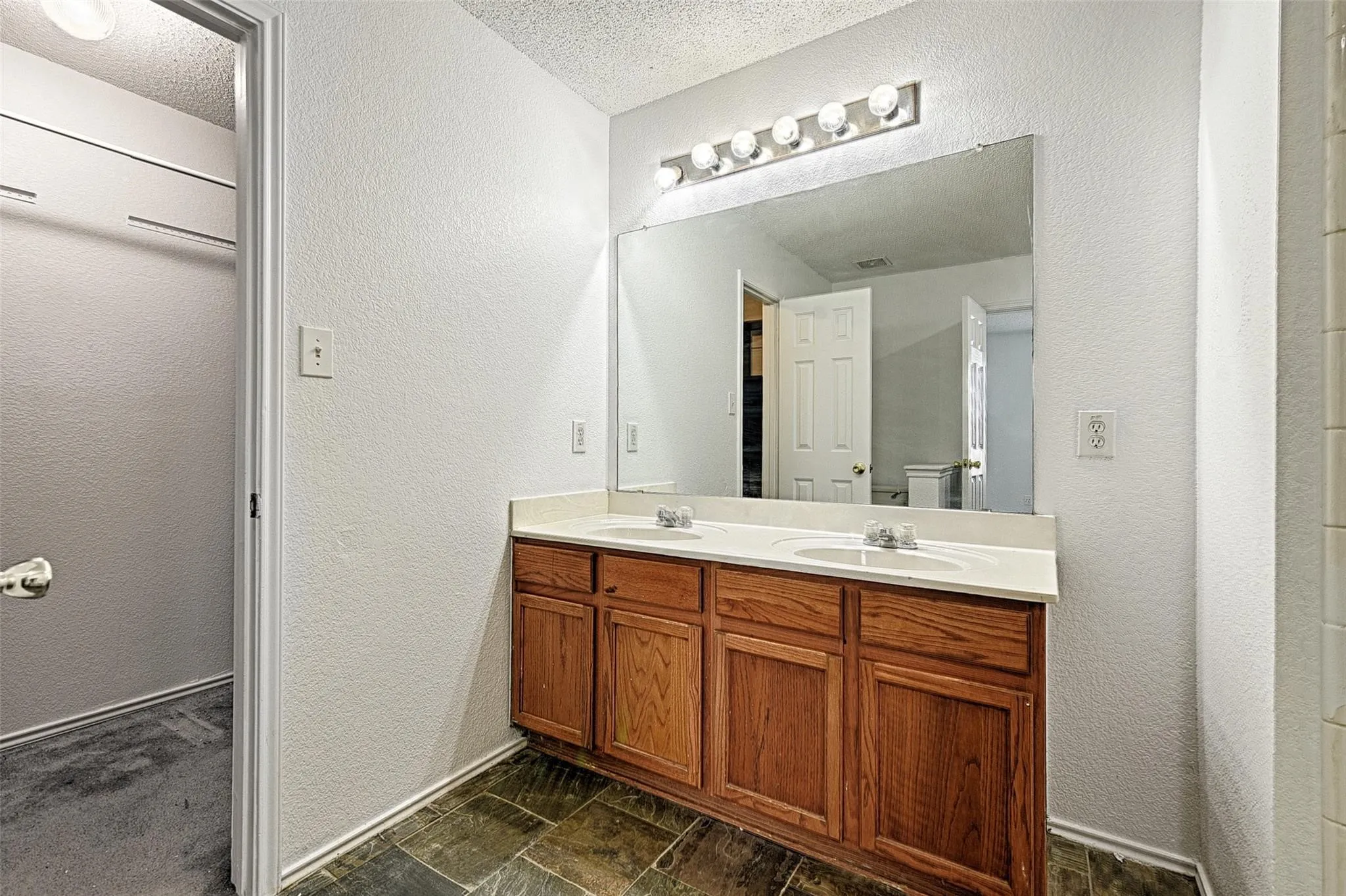 Single Family Residence For Sale in Dallas County , 5348 Cameron Drive, Grand Prairie, Texas 75052, 3 Bedroom, 2 Bathroom, 2 Garage spaces, 2,002 Sqft, built in 2004, mls#21224323, Real Estate Agent in Grand Prairie, Homes For Sale in Dallas county, Homes For Sale in Grand Prairie, Realtor in Grand Prairie Texas, Real Estate Brokerage Independent Realty Texas, Luminita Cordes Realtor