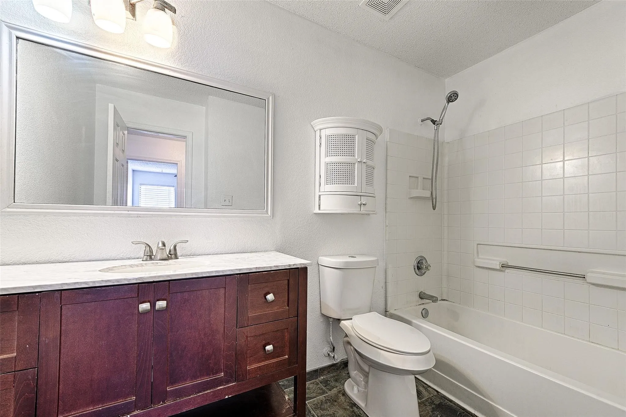 Single Family Residence For Sale in Dallas County , 5348 Cameron Drive, Grand Prairie, Texas 75052, 3 Bedroom, 2 Bathroom, 2 Garage spaces, 2,002 Sqft, built in 2004, mls#21224323, Real Estate Agent in Grand Prairie, Homes For Sale in Dallas county, Homes For Sale in Grand Prairie, Realtor in Grand Prairie Texas, Real Estate Brokerage Independent Realty Texas, Luminita Cordes Realtor