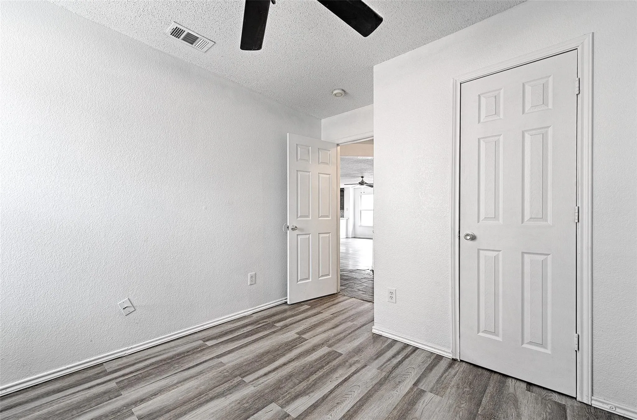 Single Family Residence For Sale in Dallas County , 5348 Cameron Drive, Grand Prairie, Texas 75052, 3 Bedroom, 2 Bathroom, 2 Garage spaces, 2,002 Sqft, built in 2004, mls#21224323, Real Estate Agent in Grand Prairie, Homes For Sale in Dallas county, Homes For Sale in Grand Prairie, Realtor in Grand Prairie Texas, Real Estate Brokerage Independent Realty Texas, Luminita Cordes Realtor