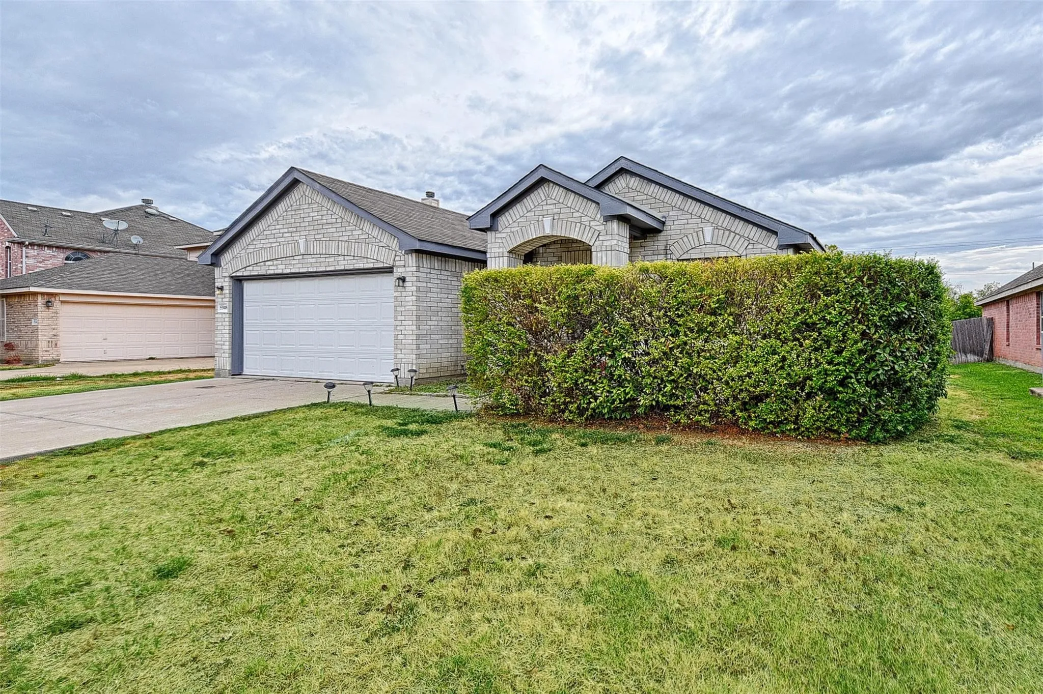 Single Family Residence For Sale in Dallas County , 5348 Cameron Drive, Grand Prairie, Texas 75052, 3 Bedroom, 2 Bathroom, 2 Garage spaces, 2,002 Sqft, built in 2004, mls#21224323, Real Estate Agent in Grand Prairie, Homes For Sale in Dallas county, Homes For Sale in Grand Prairie, Realtor in Grand Prairie Texas, Real Estate Brokerage Independent Realty Texas, Luminita Cordes Realtor