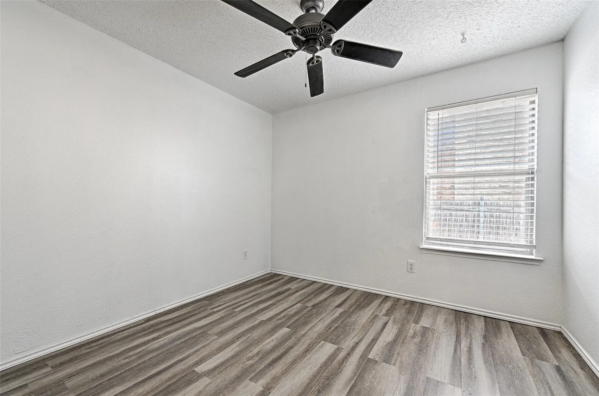 Single Family Residence For Sale in Dallas County , 5348 Cameron Drive, Grand Prairie, Texas 75052, 3 Bedroom, 2 Bathroom, 2 Garage spaces, 2,002 Sqft, built in 2004, mls#21224323, Real Estate Agent in Grand Prairie, Homes For Sale in Dallas county, Homes For Sale in Grand Prairie, Realtor in Grand Prairie Texas, Real Estate Brokerage Independent Realty Texas, Luminita Cordes Realtor