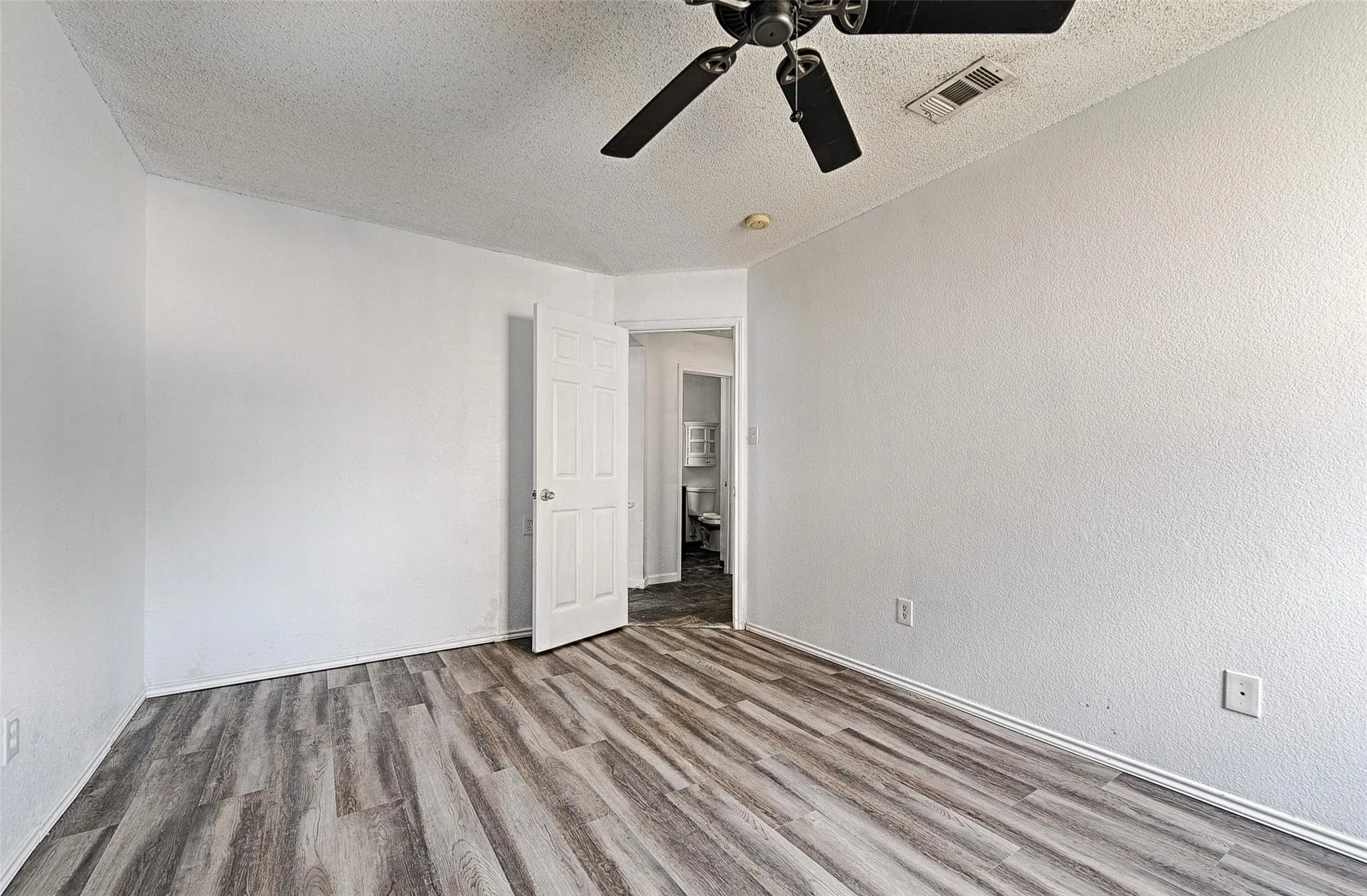 Single Family Residence For Sale in Dallas County , 5348 Cameron Drive, Grand Prairie, Texas 75052, 3 Bedroom, 2 Bathroom, 2 Garage spaces, 2,002 Sqft, built in 2004, mls#21224323, Real Estate Agent in Grand Prairie, Homes For Sale in Dallas county, Homes For Sale in Grand Prairie, Realtor in Grand Prairie Texas, Real Estate Brokerage Independent Realty Texas, Luminita Cordes Realtor