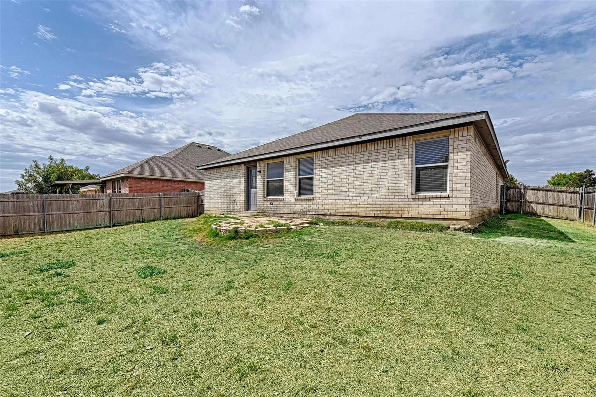 Single Family Residence For Sale in Dallas County , 5348 Cameron Drive, Grand Prairie, Texas 75052, 3 Bedroom, 2 Bathroom, 2 Garage spaces, 2,002 Sqft, built in 2004, mls#21224323, Real Estate Agent in Grand Prairie, Homes For Sale in Dallas county, Homes For Sale in Grand Prairie, Realtor in Grand Prairie Texas, Real Estate Brokerage Independent Realty Texas, Luminita Cordes Realtor
