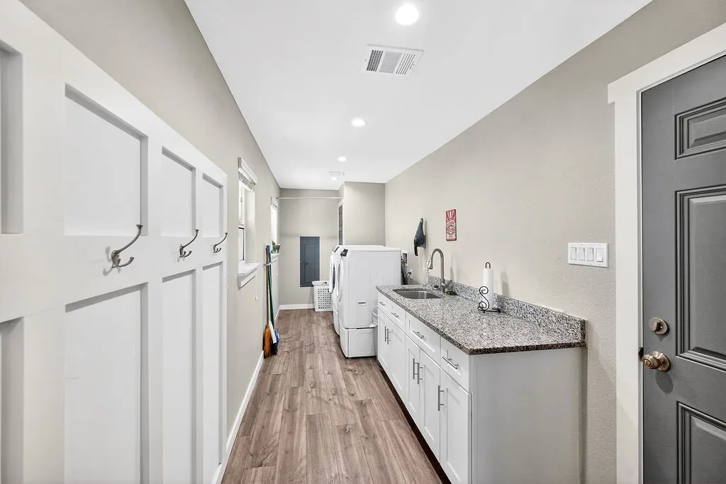 Single Family Residence For Sale in Henderson County , 600 Bunny Rabbit Road, Athens, Texas 75751, 3 Bedroom, 2 Bathroom, Garage spaces, 1,408 Sqft, built in 1960, mls#21224540, Real Estate Agent in Athens, Homes For Sale in Henderson county, Homes For Sale in Athens, Realtor in Athens Texas, Real Estate Brokerage Independent Realty Texas, Luminita Cordes Realtor