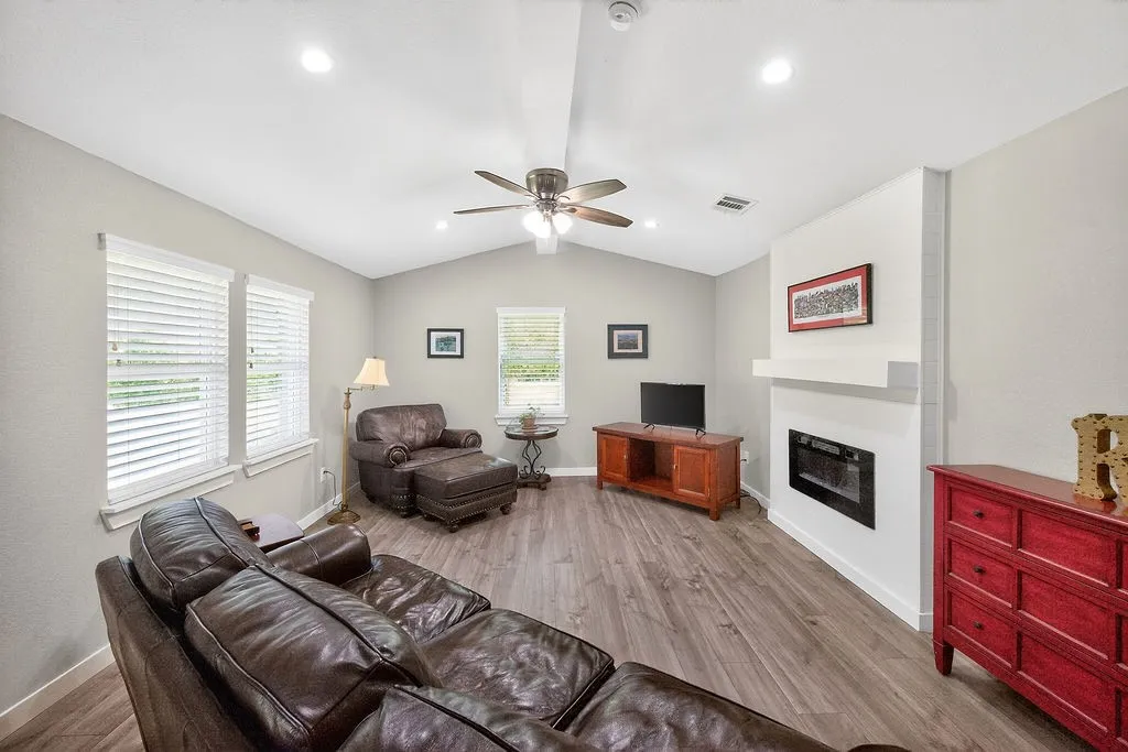 Single Family Residence For Sale in Henderson County , 600 Bunny Rabbit Road, Athens, Texas 75751, 3 Bedroom, 2 Bathroom, Garage spaces, 1,408 Sqft, built in 1960, mls#21224540, Real Estate Agent in Athens, Homes For Sale in Henderson county, Homes For Sale in Athens, Realtor in Athens Texas, Real Estate Brokerage Independent Realty Texas, Luminita Cordes Realtor