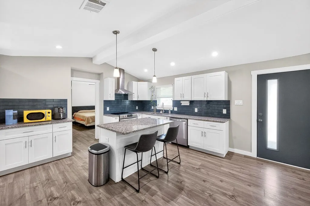 Single Family Residence For Sale in Henderson County , 600 Bunny Rabbit Road, Athens, Texas 75751, 3 Bedroom, 2 Bathroom, Garage spaces, 1,408 Sqft, built in 1960, mls#21224540, Real Estate Agent in Athens, Homes For Sale in Henderson county, Homes For Sale in Athens, Realtor in Athens Texas, Real Estate Brokerage Independent Realty Texas, Luminita Cordes Realtor