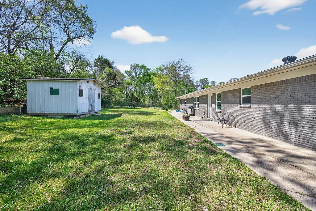 Single Family Residence For Sale in Henderson County , 600 Bunny Rabbit Road, Athens, Texas 75751, 3 Bedroom, 2 Bathroom, Garage spaces, 1,408 Sqft, built in 1960, mls#21224540, Real Estate Agent in Athens, Homes For Sale in Henderson county, Homes For Sale in Athens, Realtor in Athens Texas, Real Estate Brokerage Independent Realty Texas, Luminita Cordes Realtor