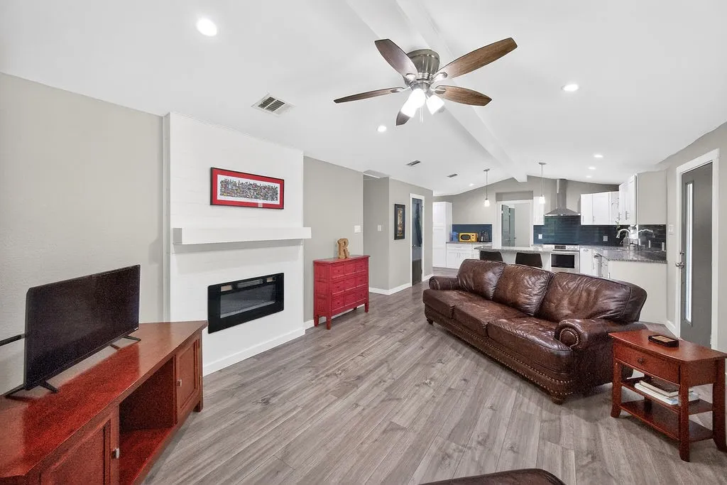 Single Family Residence For Sale in Henderson County , 600 Bunny Rabbit Road, Athens, Texas 75751, 3 Bedroom, 2 Bathroom, Garage spaces, 1,408 Sqft, built in 1960, mls#21224540, Real Estate Agent in Athens, Homes For Sale in Henderson county, Homes For Sale in Athens, Realtor in Athens Texas, Real Estate Brokerage Independent Realty Texas, Luminita Cordes Realtor
