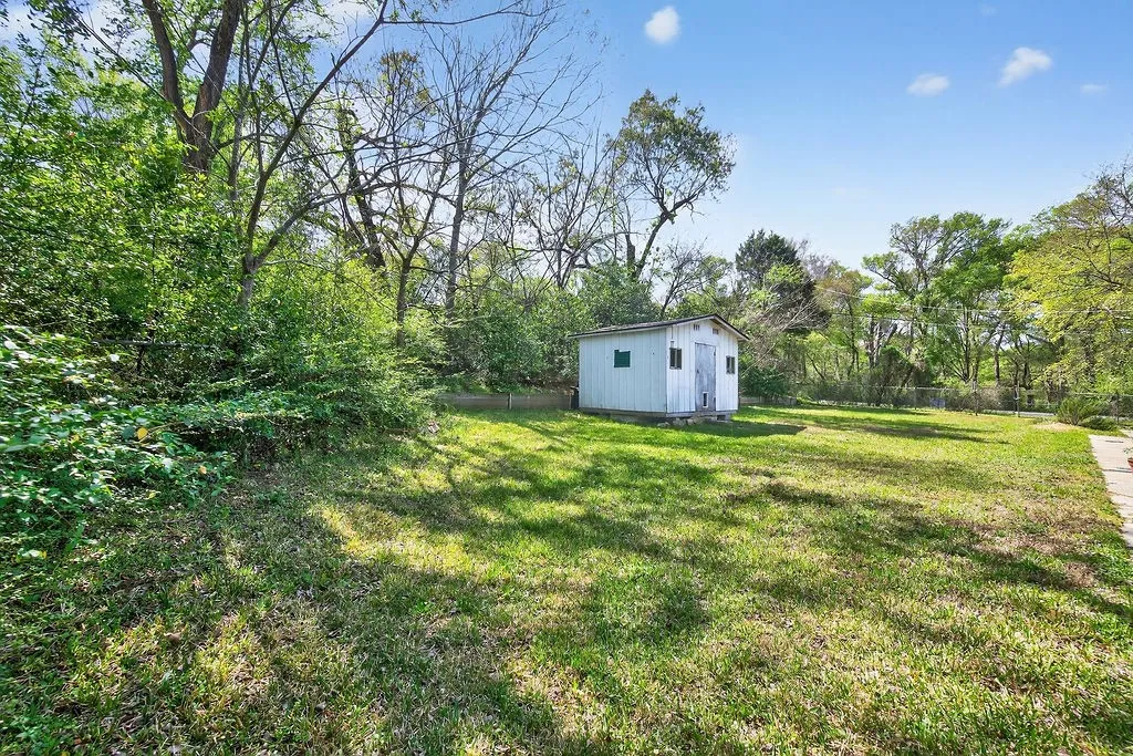 Single Family Residence For Sale in Henderson County , 600 Bunny Rabbit Road, Athens, Texas 75751, 3 Bedroom, 2 Bathroom, Garage spaces, 1,408 Sqft, built in 1960, mls#21224540, Real Estate Agent in Athens, Homes For Sale in Henderson county, Homes For Sale in Athens, Realtor in Athens Texas, Real Estate Brokerage Independent Realty Texas, Luminita Cordes Realtor