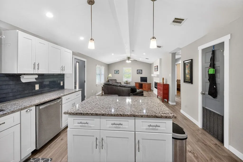 Single Family Residence For Sale in Henderson County , 600 Bunny Rabbit Road, Athens, Texas 75751, 3 Bedroom, 2 Bathroom, Garage spaces, 1,408 Sqft, built in 1960, mls#21224540, Real Estate Agent in Athens, Homes For Sale in Henderson county, Homes For Sale in Athens, Realtor in Athens Texas, Real Estate Brokerage Independent Realty Texas, Luminita Cordes Realtor