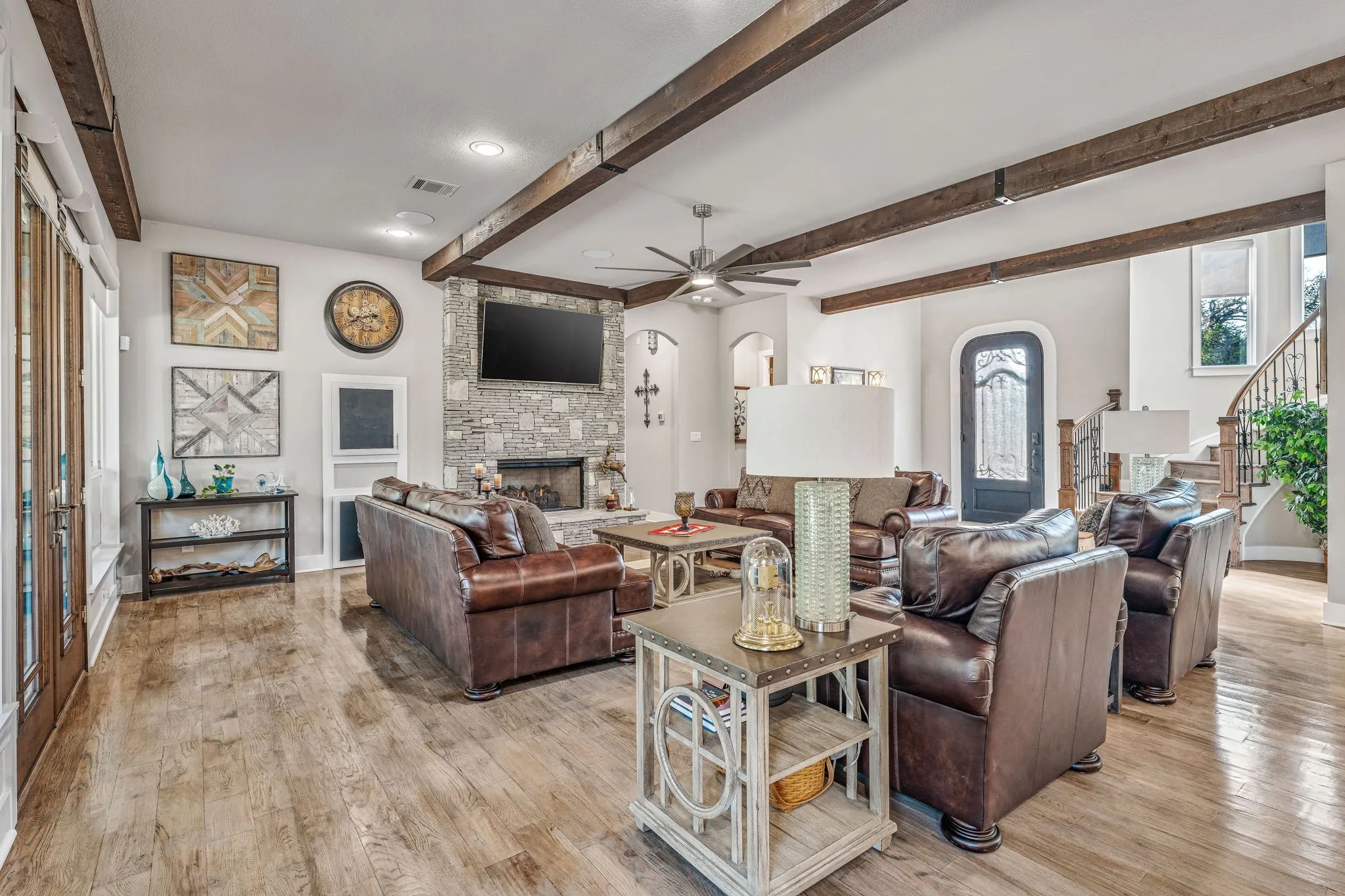 Single Family Residence For Sale in Hill County , 19069 Lakeview Court, Whitney, Texas 76692, 4 Bedroom, 4 Bathroom, 3 Garage spaces, 5,000 Sqft, built in 2016, mls#21221858, Real Estate Agent in Whitney, Homes For Sale in Hill county, Homes For Sale in Whitney, Realtor in Whitney Texas, Real Estate Brokerage Independent Realty Texas, Luminita Cordes Realtor