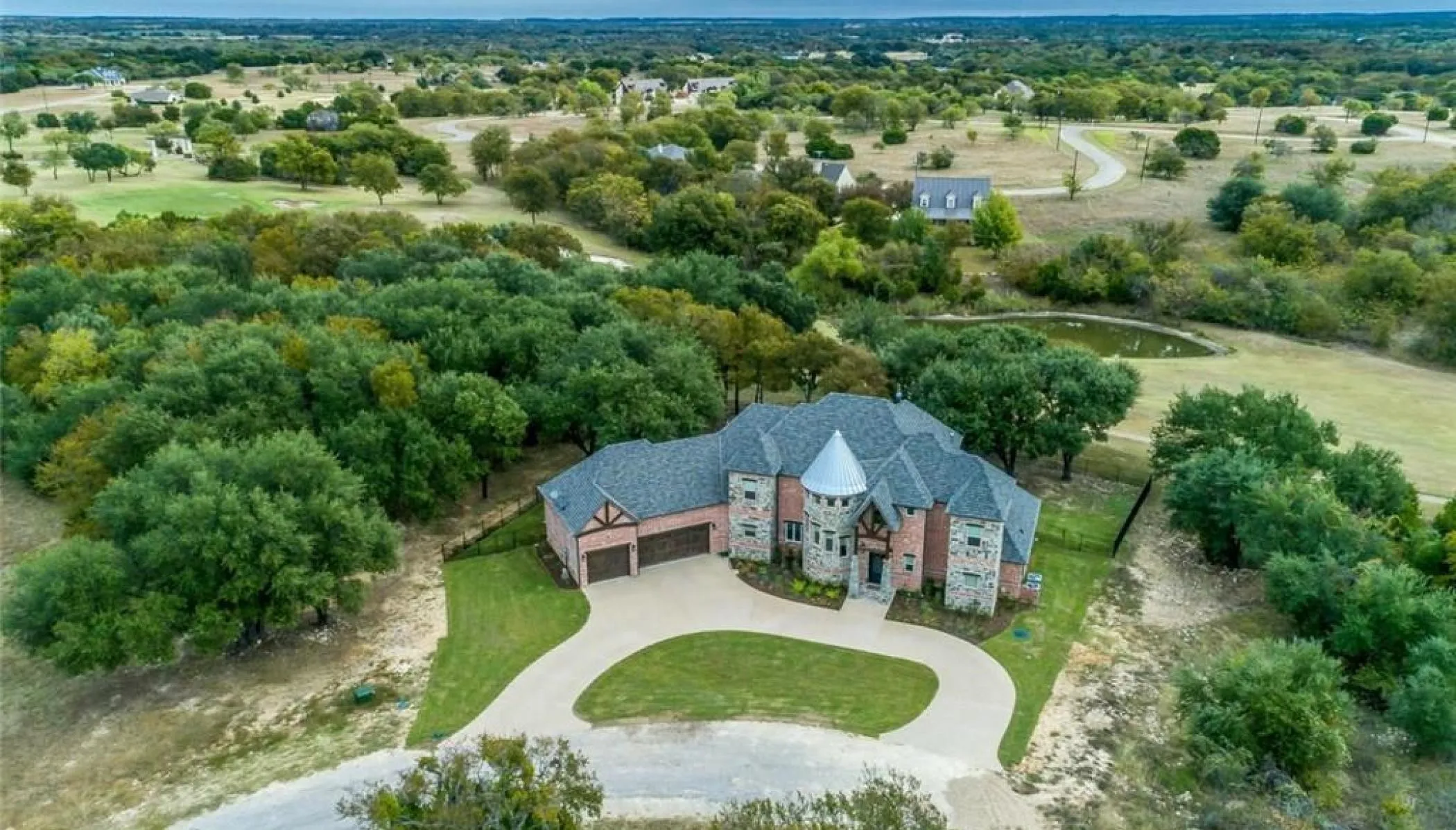 Single Family Residence For Sale in Hill County , 19069 Lakeview Court, Whitney, Texas 76692, 4 Bedroom, 4 Bathroom, 3 Garage spaces, 5,000 Sqft, built in 2016, mls#21221858, Real Estate Agent in Whitney, Homes For Sale in Hill county, Homes For Sale in Whitney, Realtor in Whitney Texas, Real Estate Brokerage Independent Realty Texas, Luminita Cordes Realtor