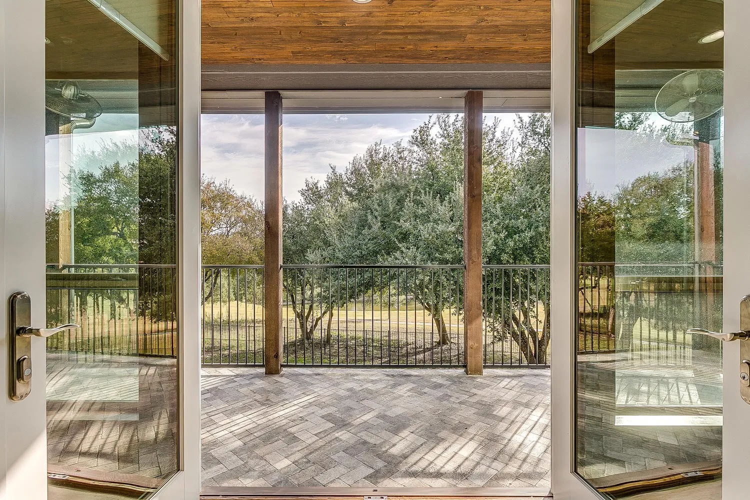 Single Family Residence For Sale in Hill County , 19069 Lakeview Court, Whitney, Texas 76692, 4 Bedroom, 4 Bathroom, 3 Garage spaces, 5,000 Sqft, built in 2016, mls#21221858, Real Estate Agent in Whitney, Homes For Sale in Hill county, Homes For Sale in Whitney, Realtor in Whitney Texas, Real Estate Brokerage Independent Realty Texas, Luminita Cordes Realtor