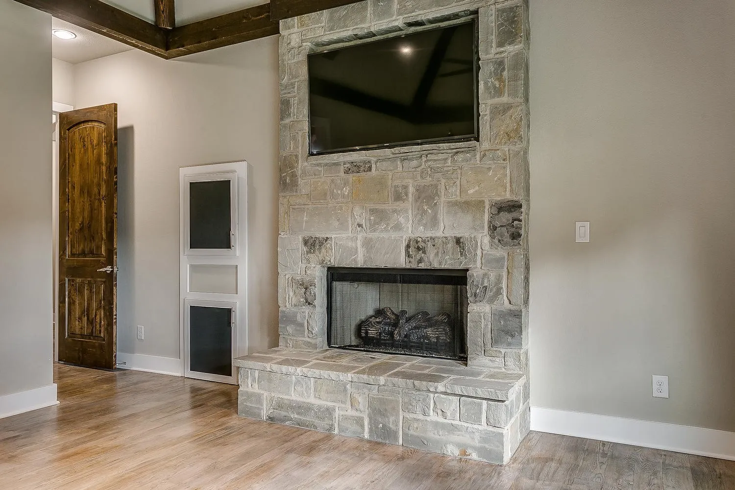 Single Family Residence For Sale in Hill County , 19069 Lakeview Court, Whitney, Texas 76692, 4 Bedroom, 4 Bathroom, 3 Garage spaces, 5,000 Sqft, built in 2016, mls#21221858, Real Estate Agent in Whitney, Homes For Sale in Hill county, Homes For Sale in Whitney, Realtor in Whitney Texas, Real Estate Brokerage Independent Realty Texas, Luminita Cordes Realtor