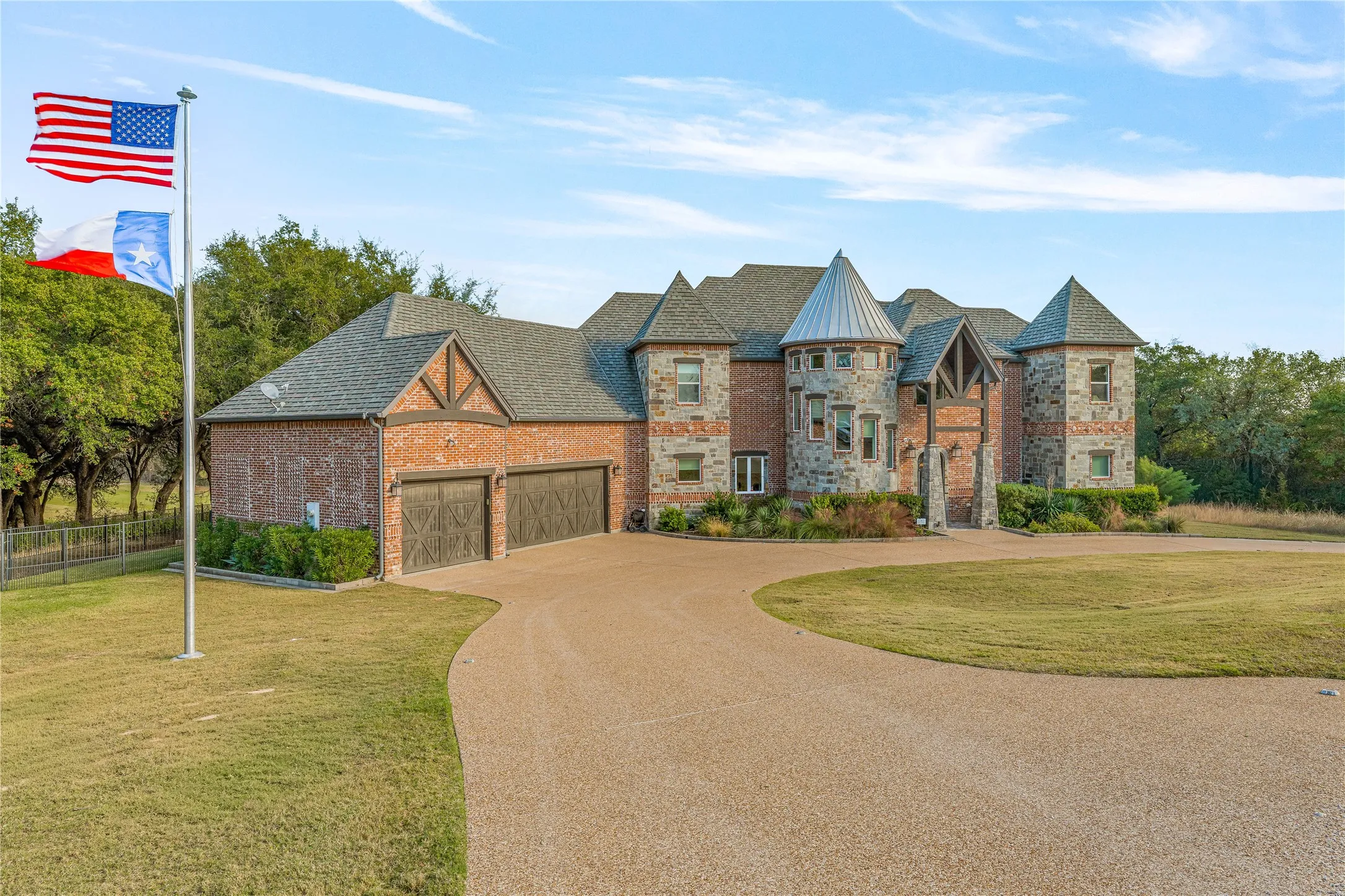 Single Family Residence For Sale in Hill County , 19069 Lakeview Court, Whitney, Texas 76692, 4 Bedroom, 4 Bathroom, 3 Garage spaces, 5,000 Sqft, built in 2016, mls#21221858, Real Estate Agent in Whitney, Homes For Sale in Hill county, Homes For Sale in Whitney, Realtor in Whitney Texas, Real Estate Brokerage Independent Realty Texas, Luminita Cordes Realtor